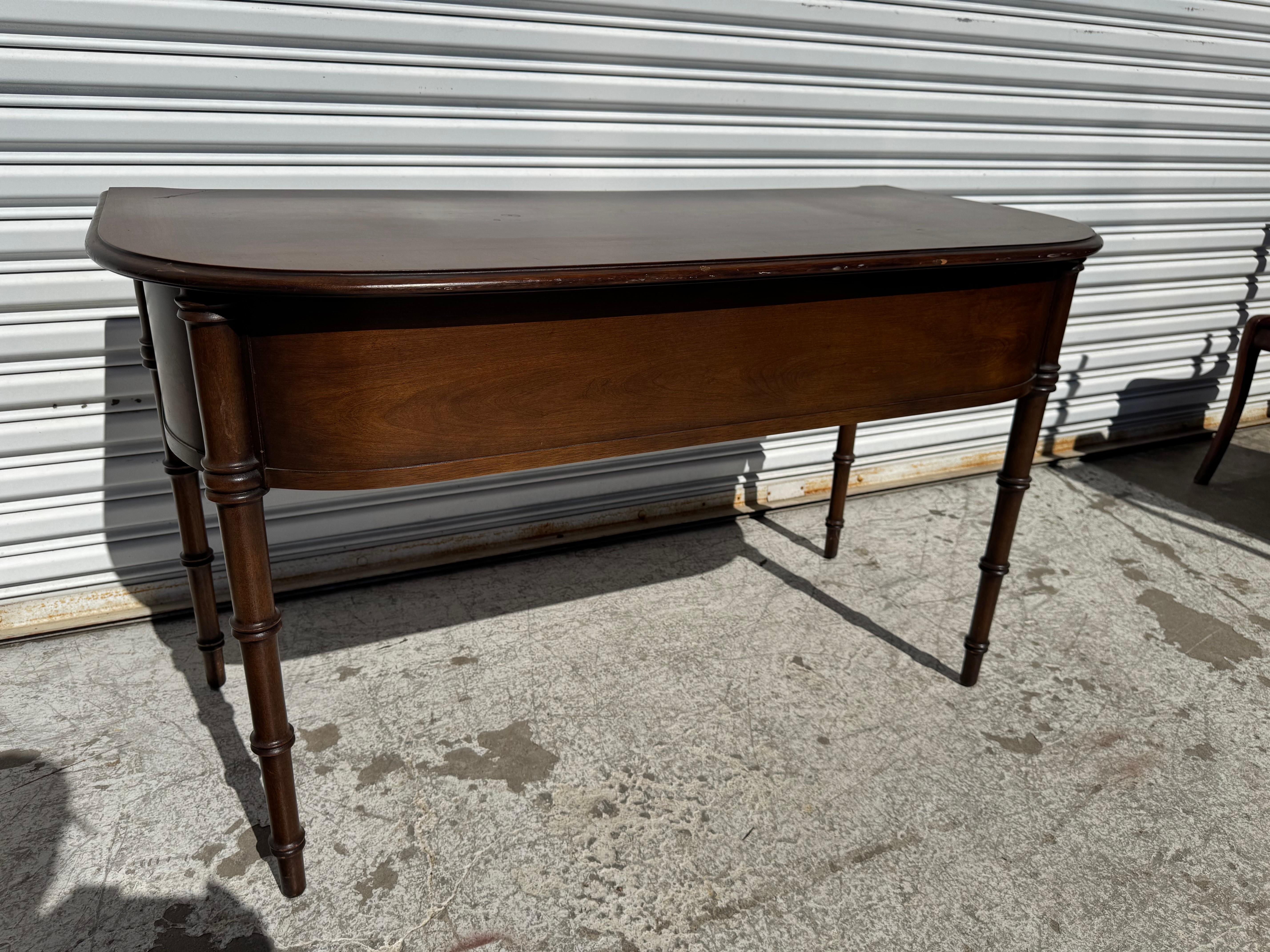 Century Furniture Scrivania in finto bambù Demilune in noce In condizioni buone in vendita a Pasadena, TX