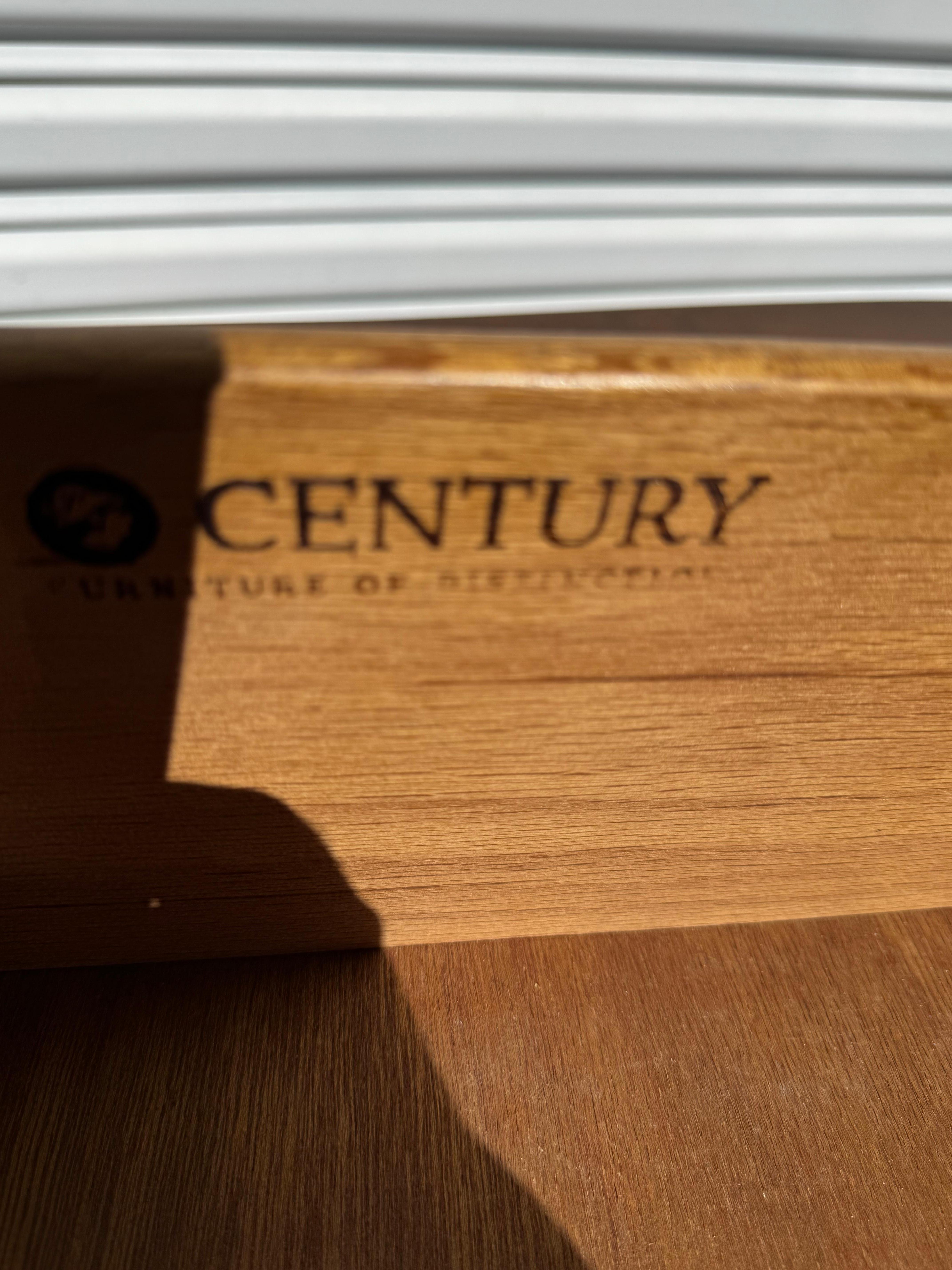 Noce Century Furniture Scrivania in finto bambù Demilune in noce in vendita