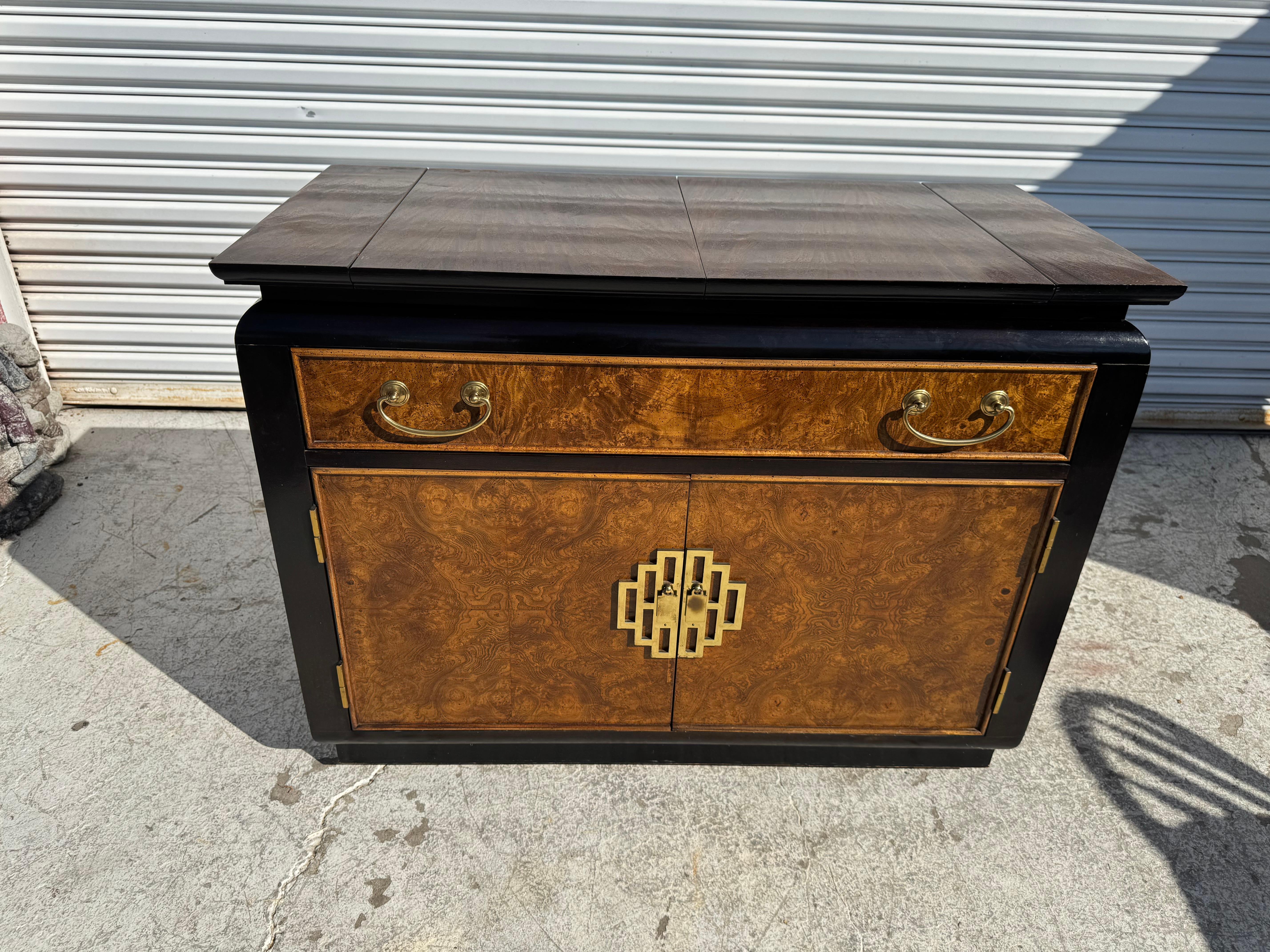Century Furniture Servidor Chin Hua abatible con ruedas Chinoiserie en venta