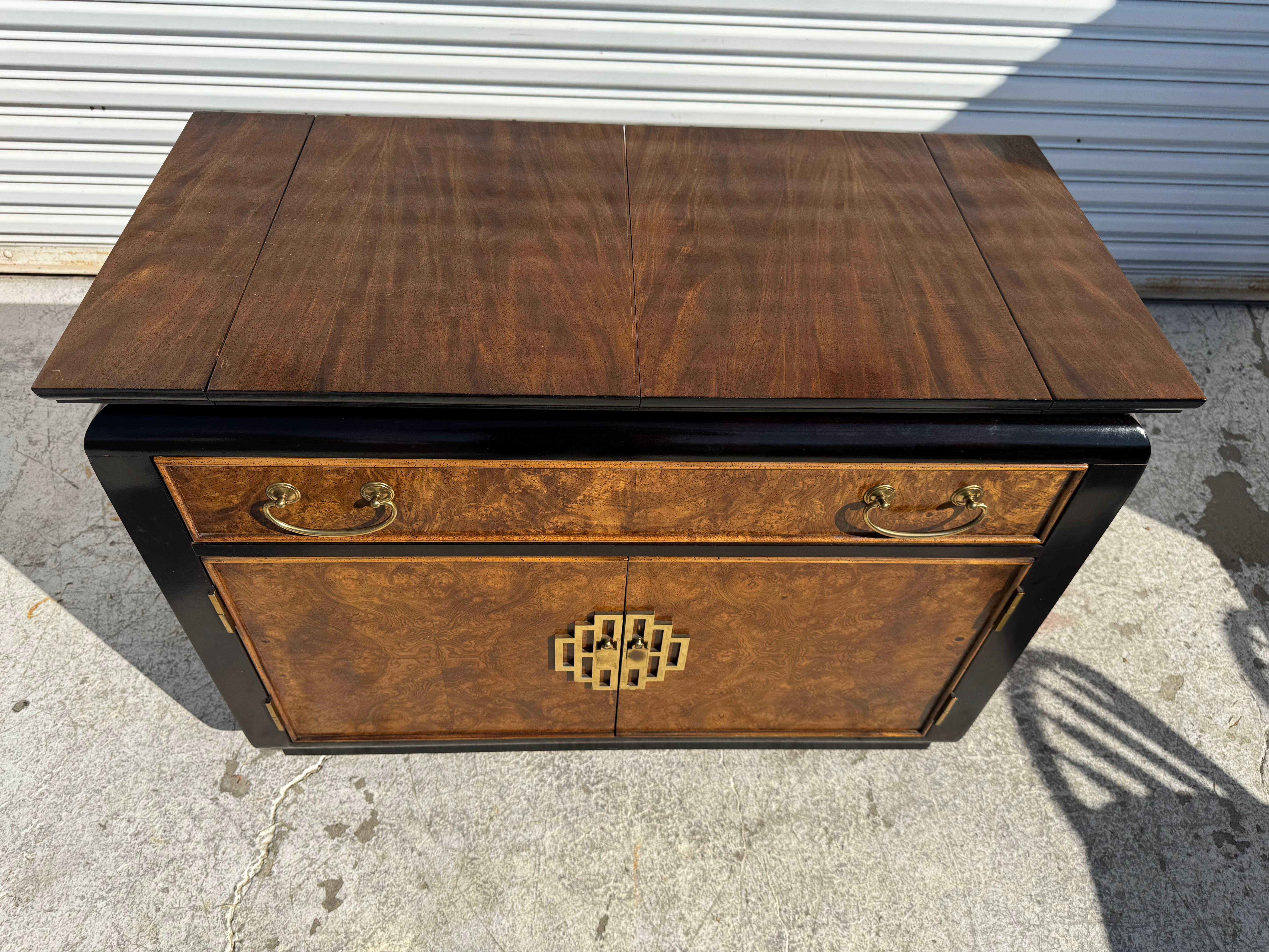 Century Furniture Servidor Chin Hua abatible con ruedas Estadounidense en venta