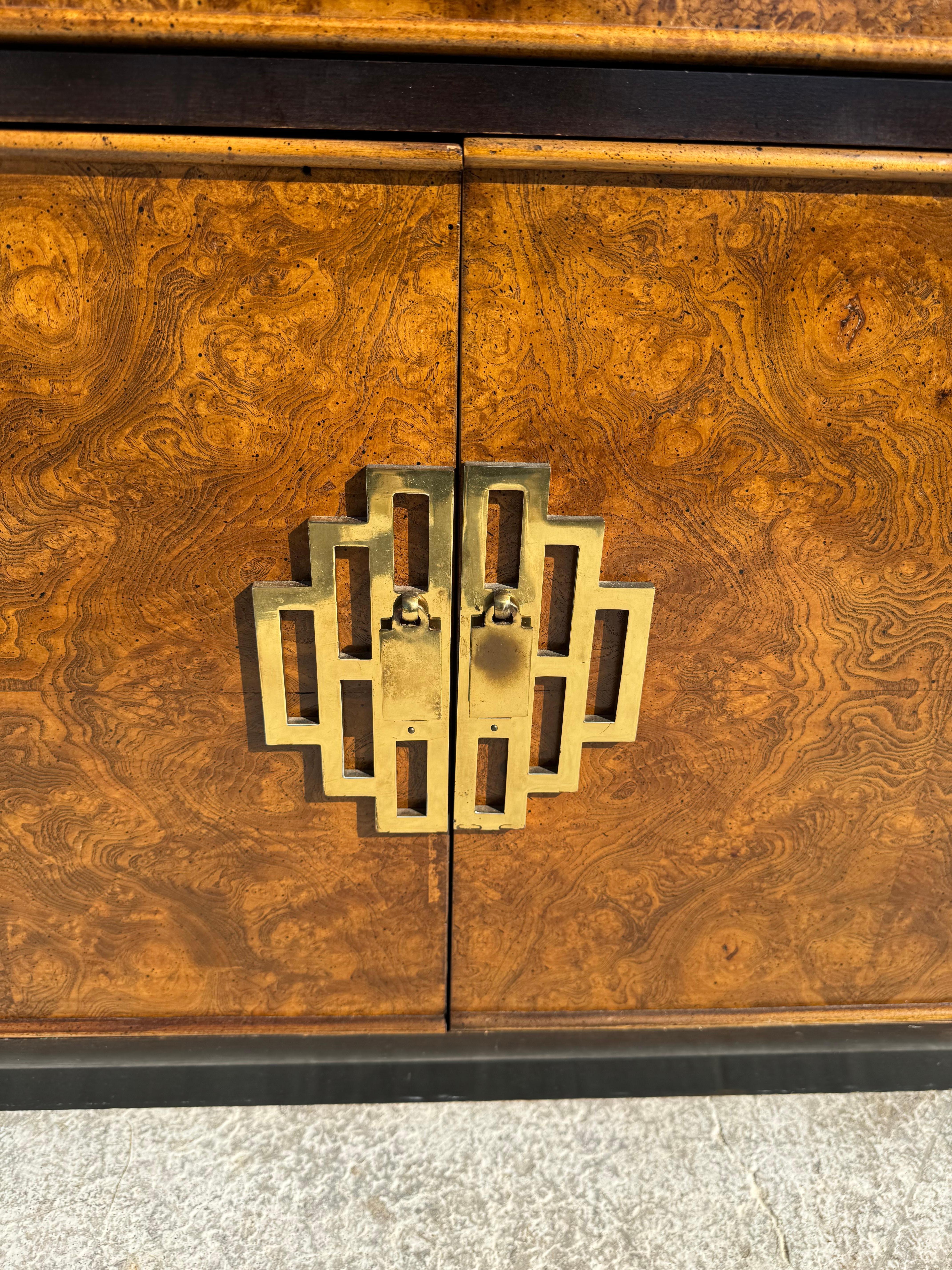 Century Furniture Servidor Chin Hua abatible con ruedas en Bueno estado para la venta en Pasadena, TX