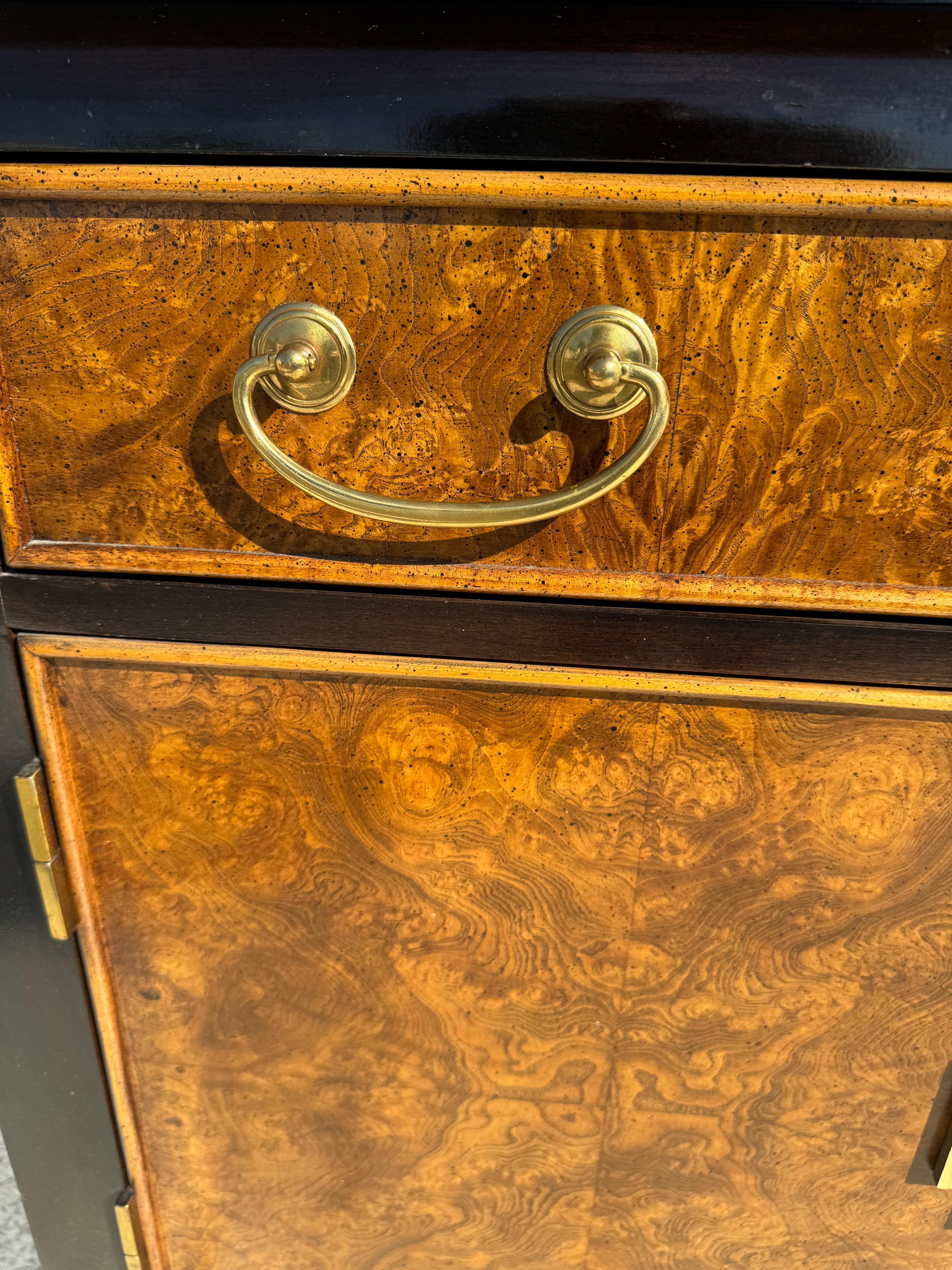 Century Furniture Servidor Chin Hua abatible con ruedas siglo XX en venta