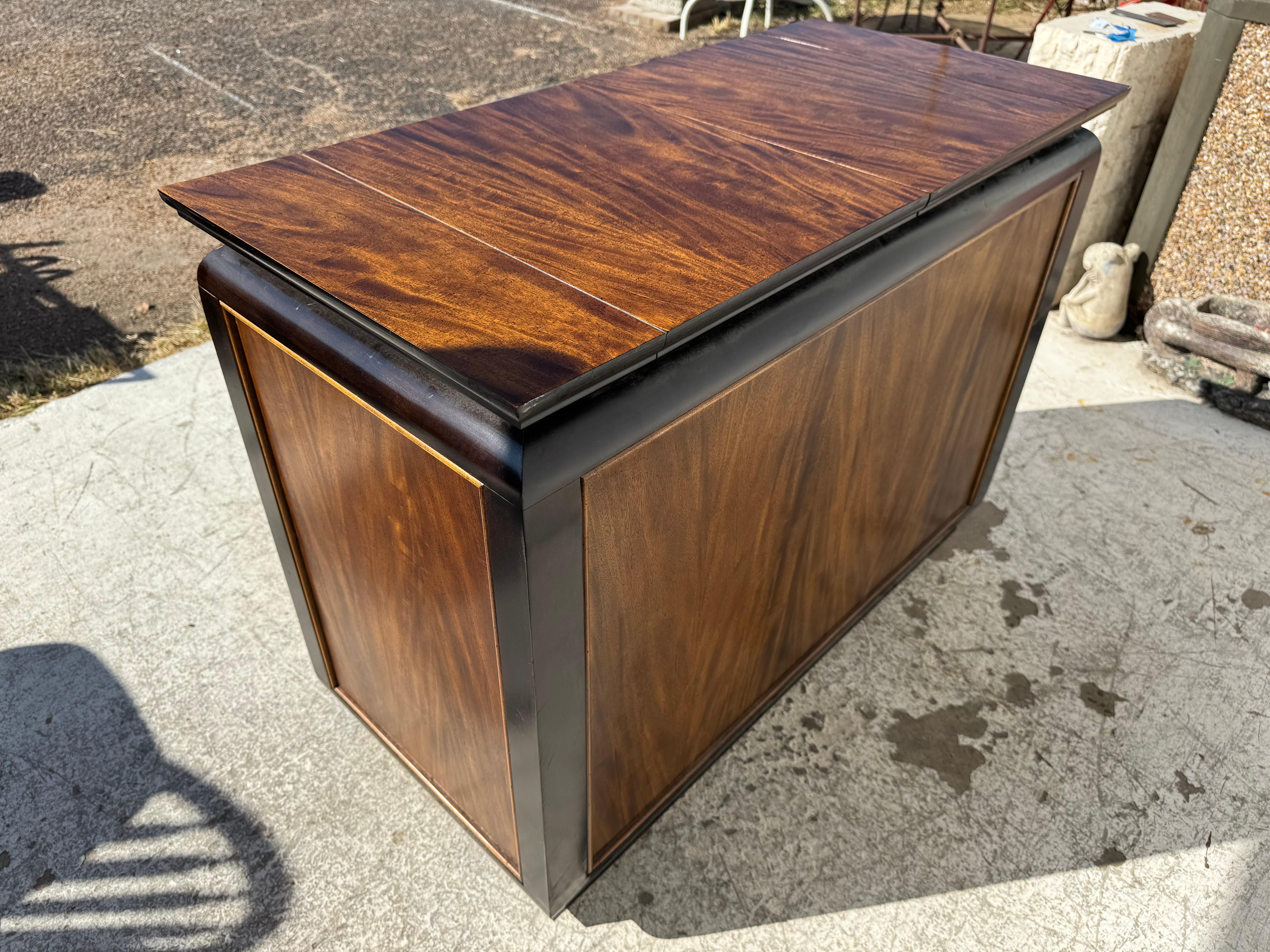 Century Furniture Servidor Chin Hua abatible con ruedas Madera de burl en venta