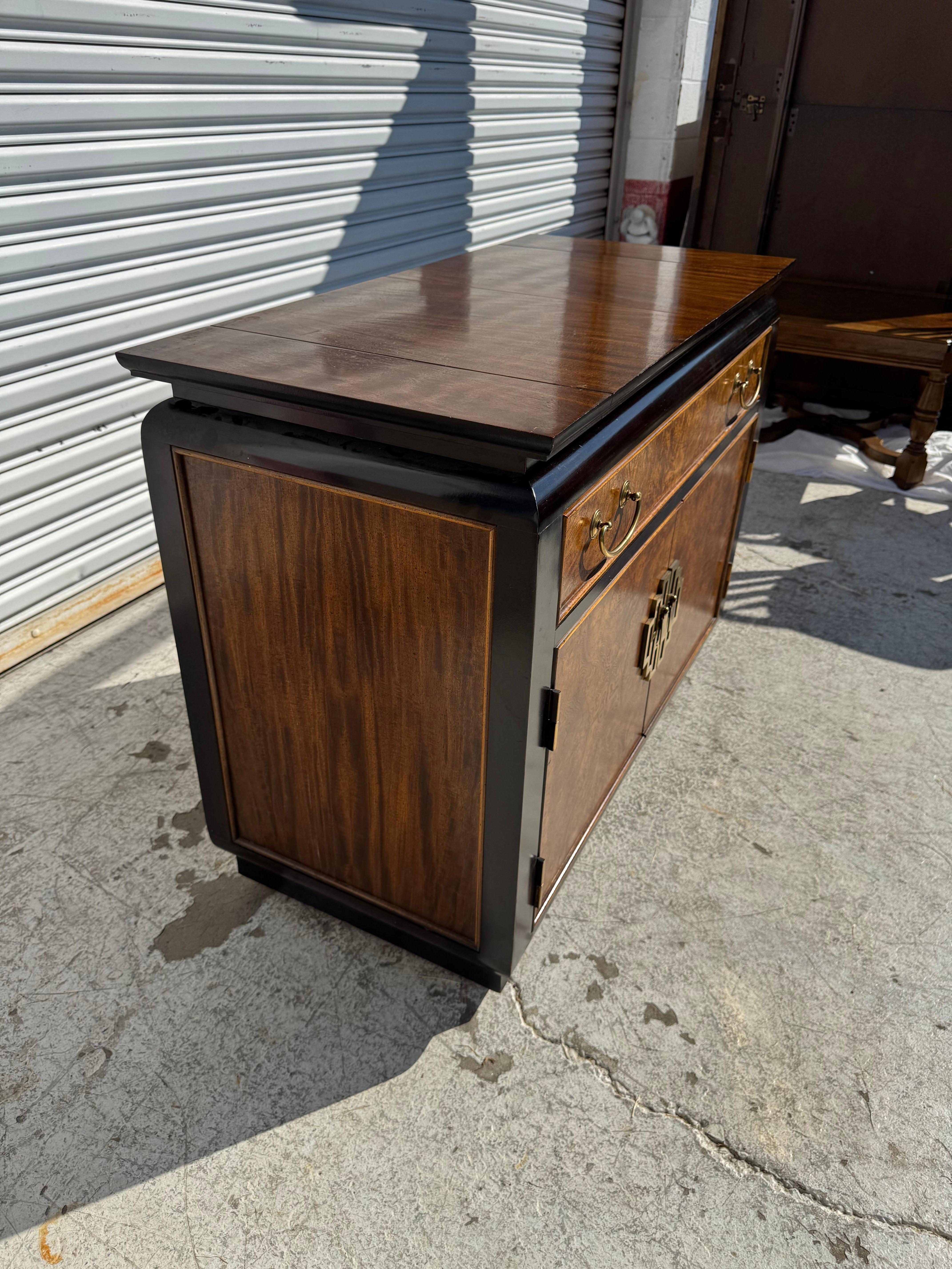 Century Furniture Servidor Chin Hua abatible con ruedas en venta 1