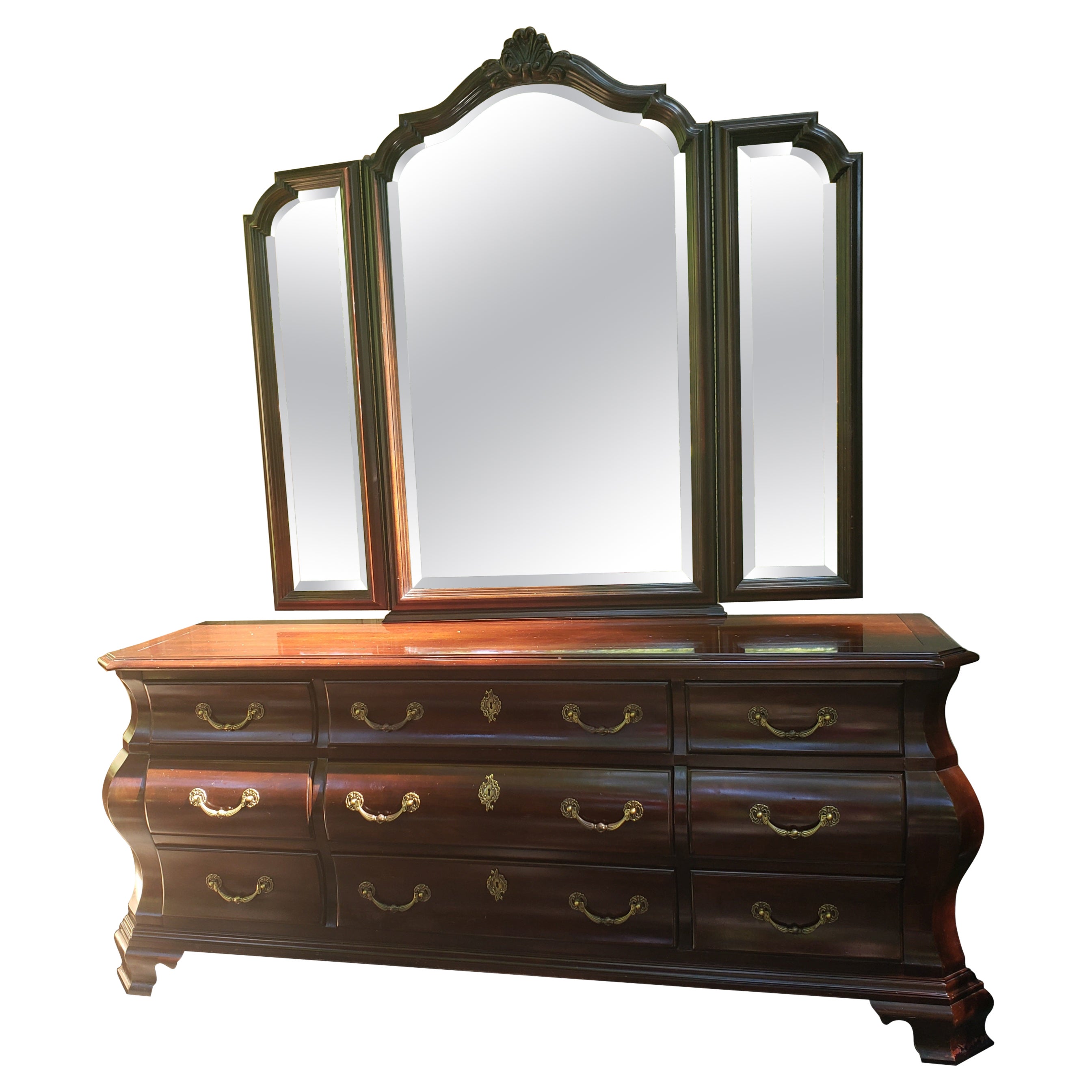 Triple commode en acajou de style bombé français avec miroir tripode, Century Furniture
