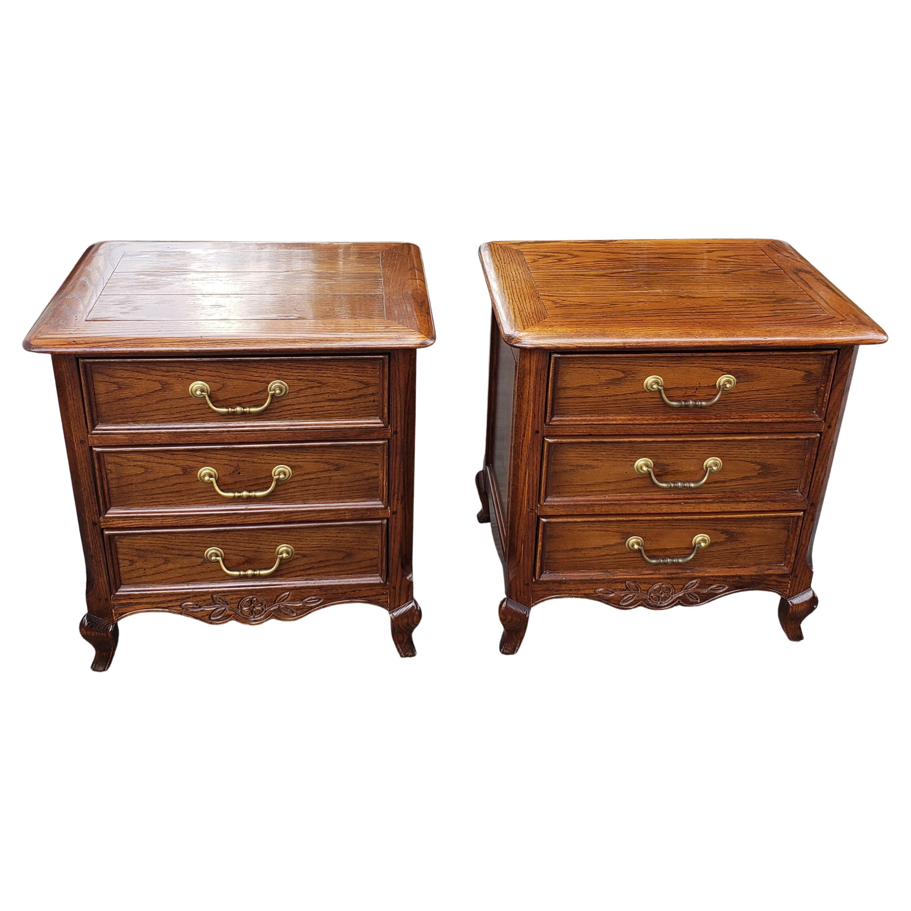 A stunning pair of solid red oak French style bedside chest of drawers/ Nightstands in good vintage condition. They come with original heavyweight brass drop pulls on the all dovetailed drawers.
Century furniture mark in place.
Measures 24.5