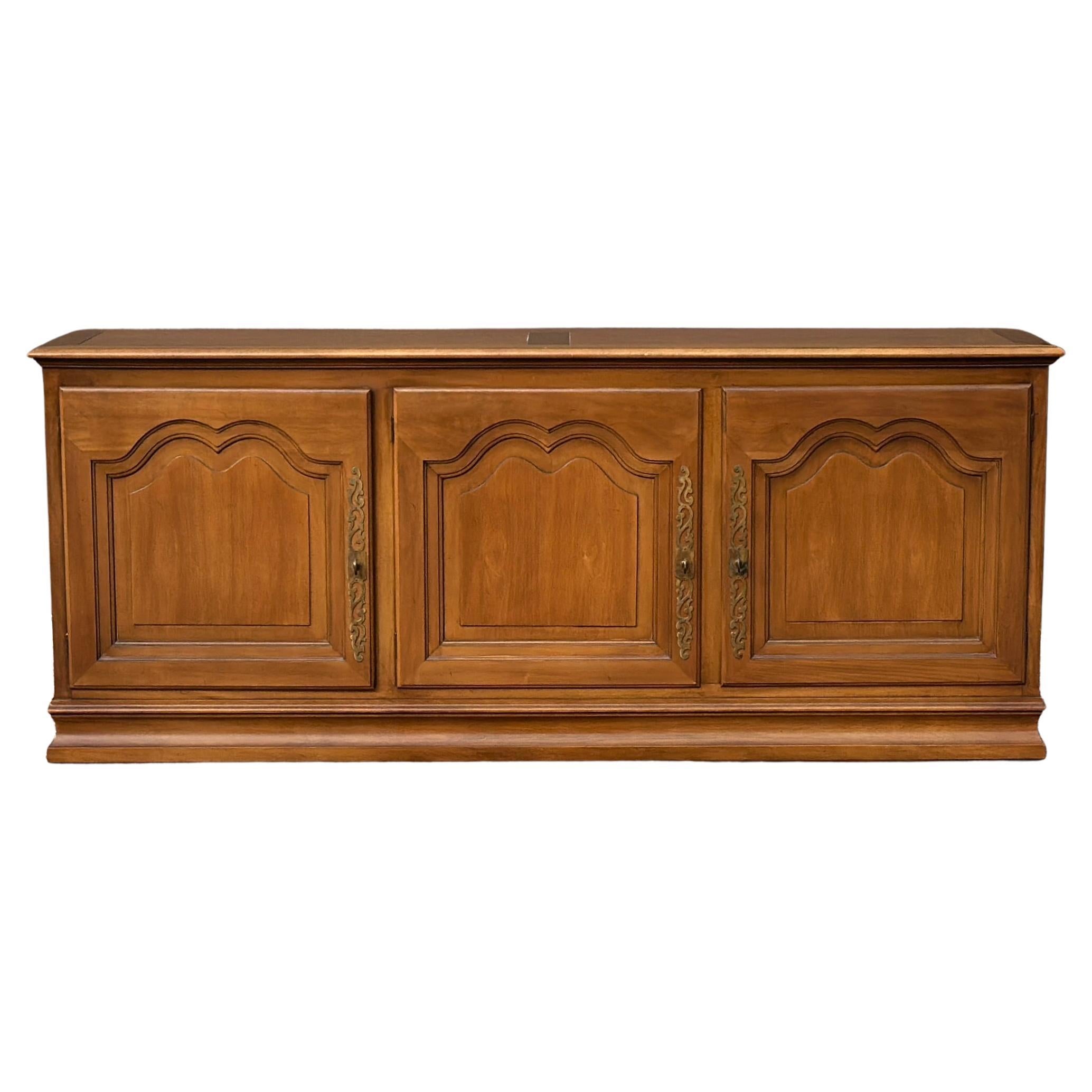 Century Furniture Credenza a tre ante in stile French Country
