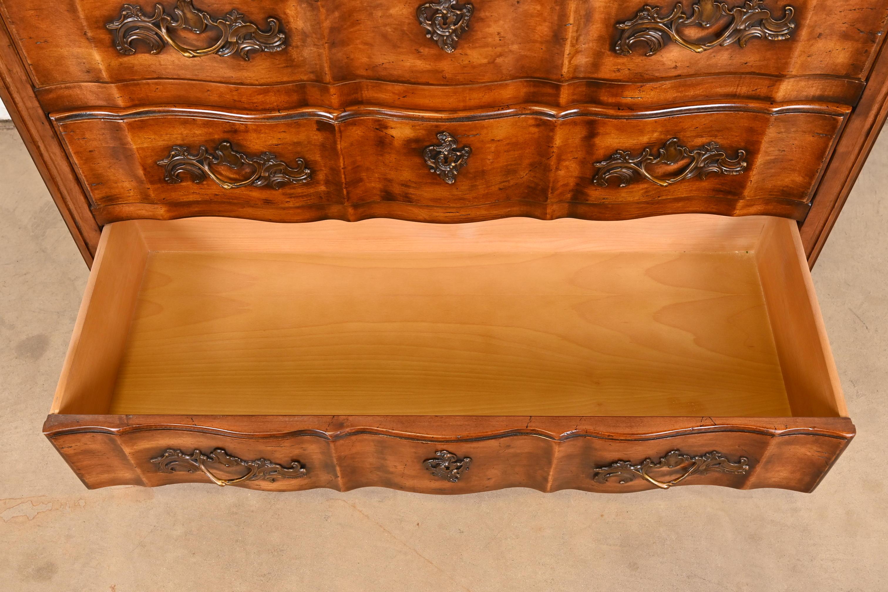 Century Furniture Französisch Provincial Louis XV geschnitzt Nussbaum Kommode im Angebot 5