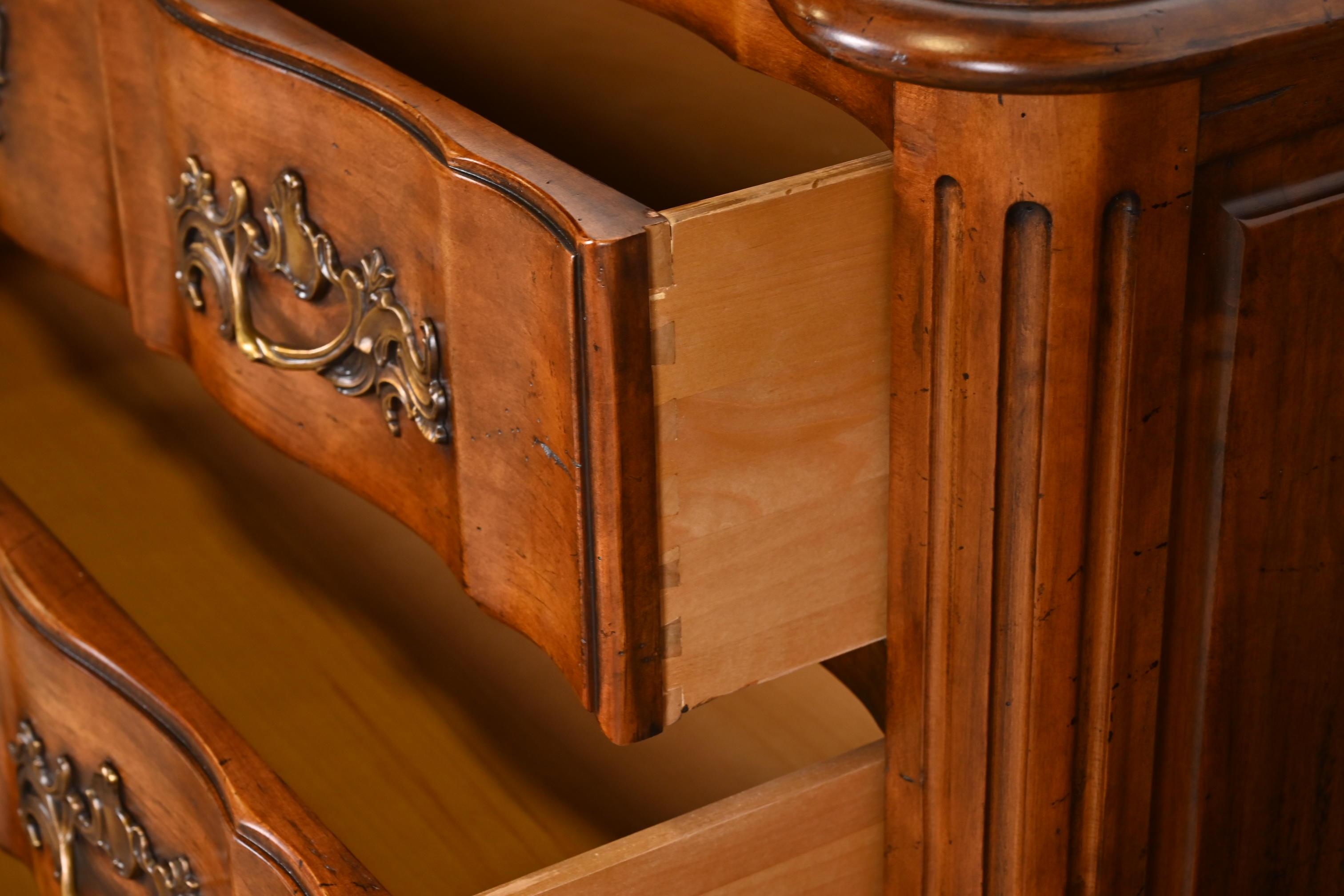 Century Furniture Französisch Provincial Louis XV geschnitzt Nussbaum Kommode im Angebot 6