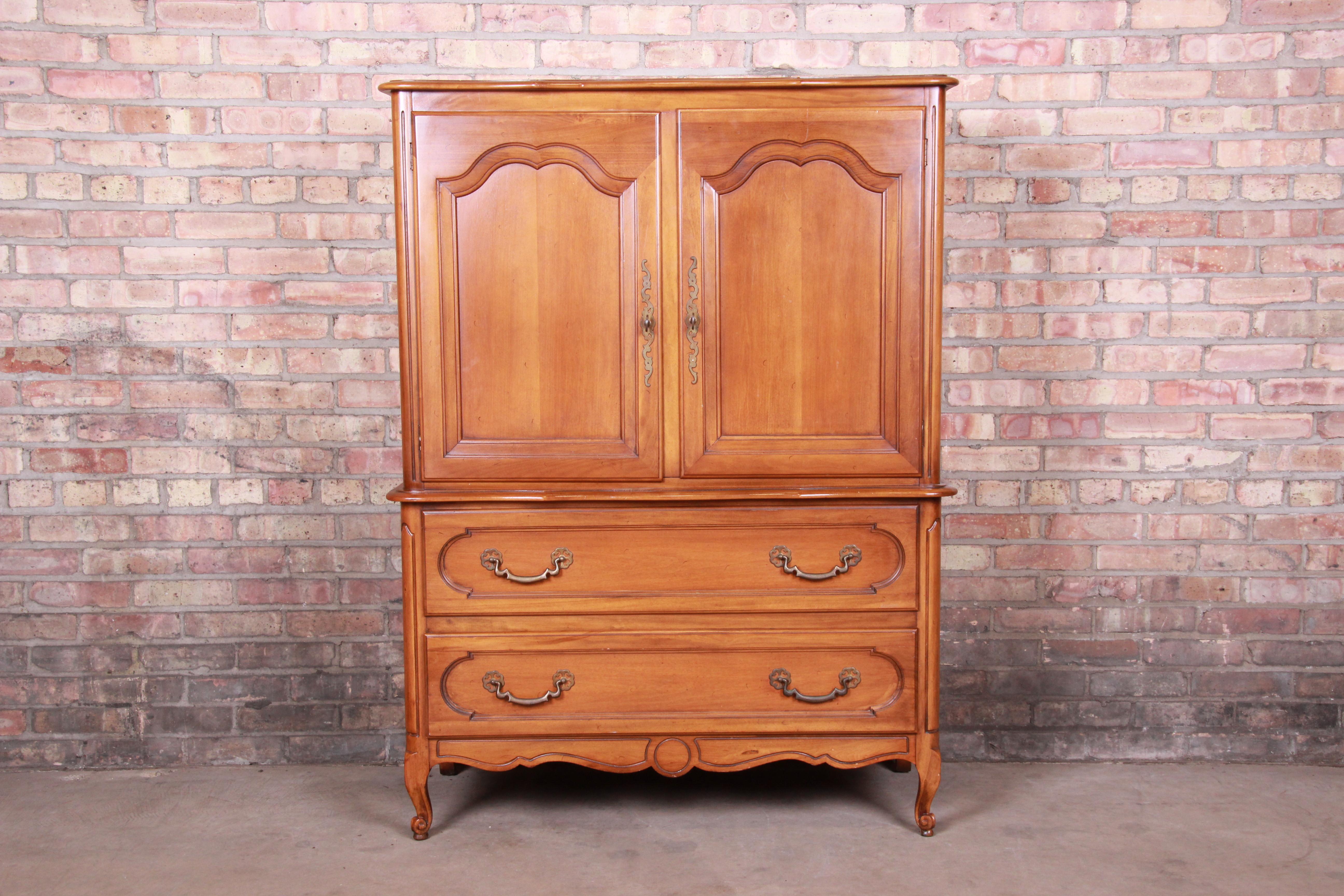 A gorgeous French Provincial Louis XV style highboy dresser chest

By Century Furniture

USA, circa 1960s

Cherrywood, with original brass hardware.

Measures: 40.5