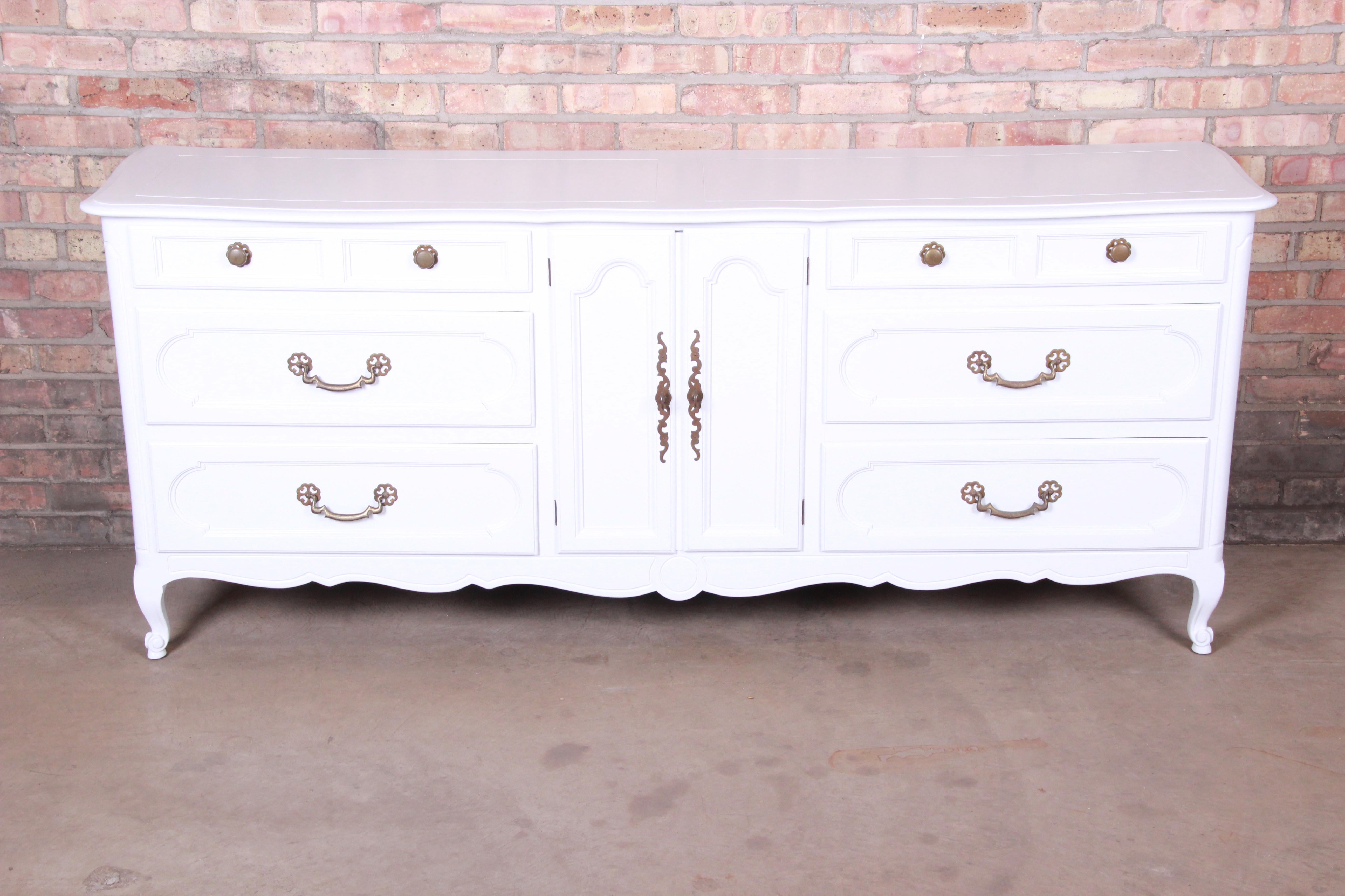 A gorgeous French Provincial Louis XV triple dresser or credenza

By Century Furniture

USA, circa 1960s

White lacquered walnut, with original brass hardware.

Measures: 74.38
