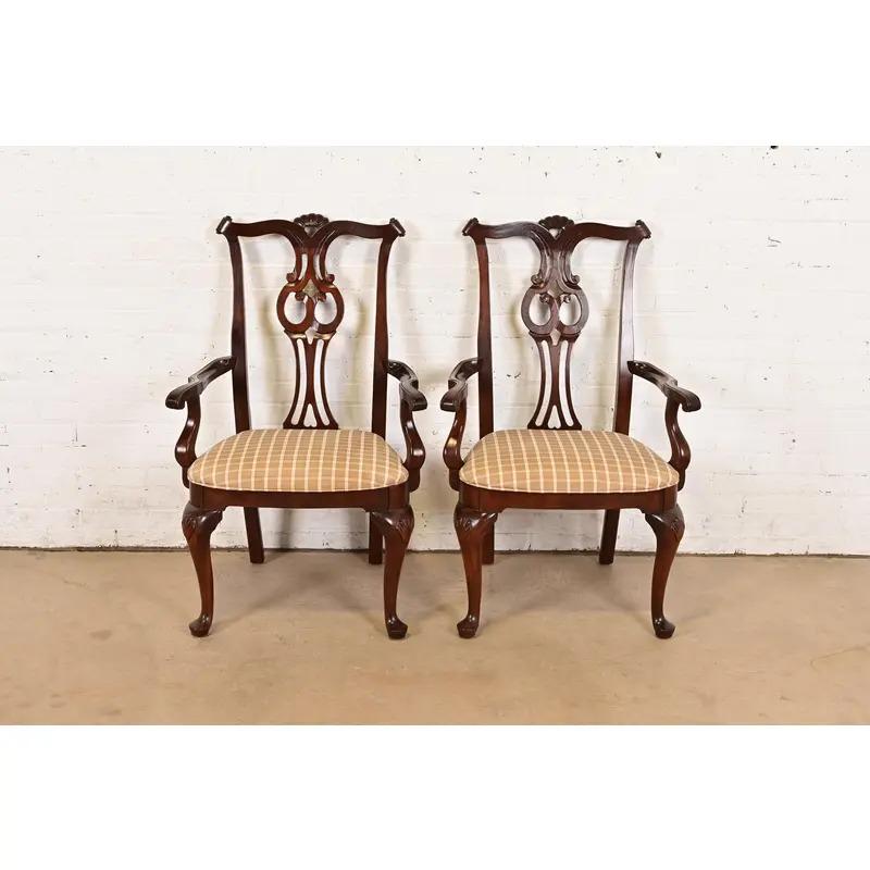 Century Furniture Georgianische geschnitzte Mahagoni Sessel oder Esszimmerstühle, Paar (Queen Anne) im Angebot