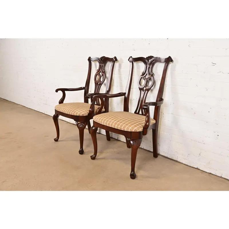 Century Furniture Georgianische geschnitzte Mahagoni Sessel oder Esszimmerstühle, Paar (amerikanisch) im Angebot