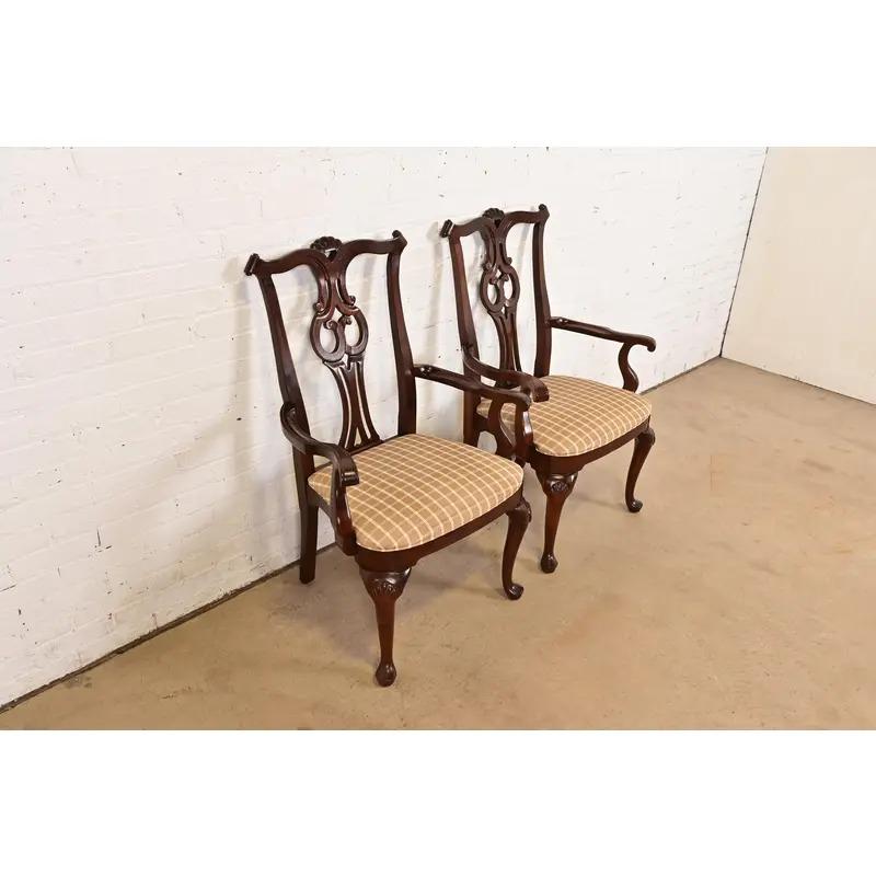 Century Furniture Georgianische geschnitzte Mahagoni Sessel oder Esszimmerstühle, Paar im Zustand „Gut“ im Angebot in South Bend, IN