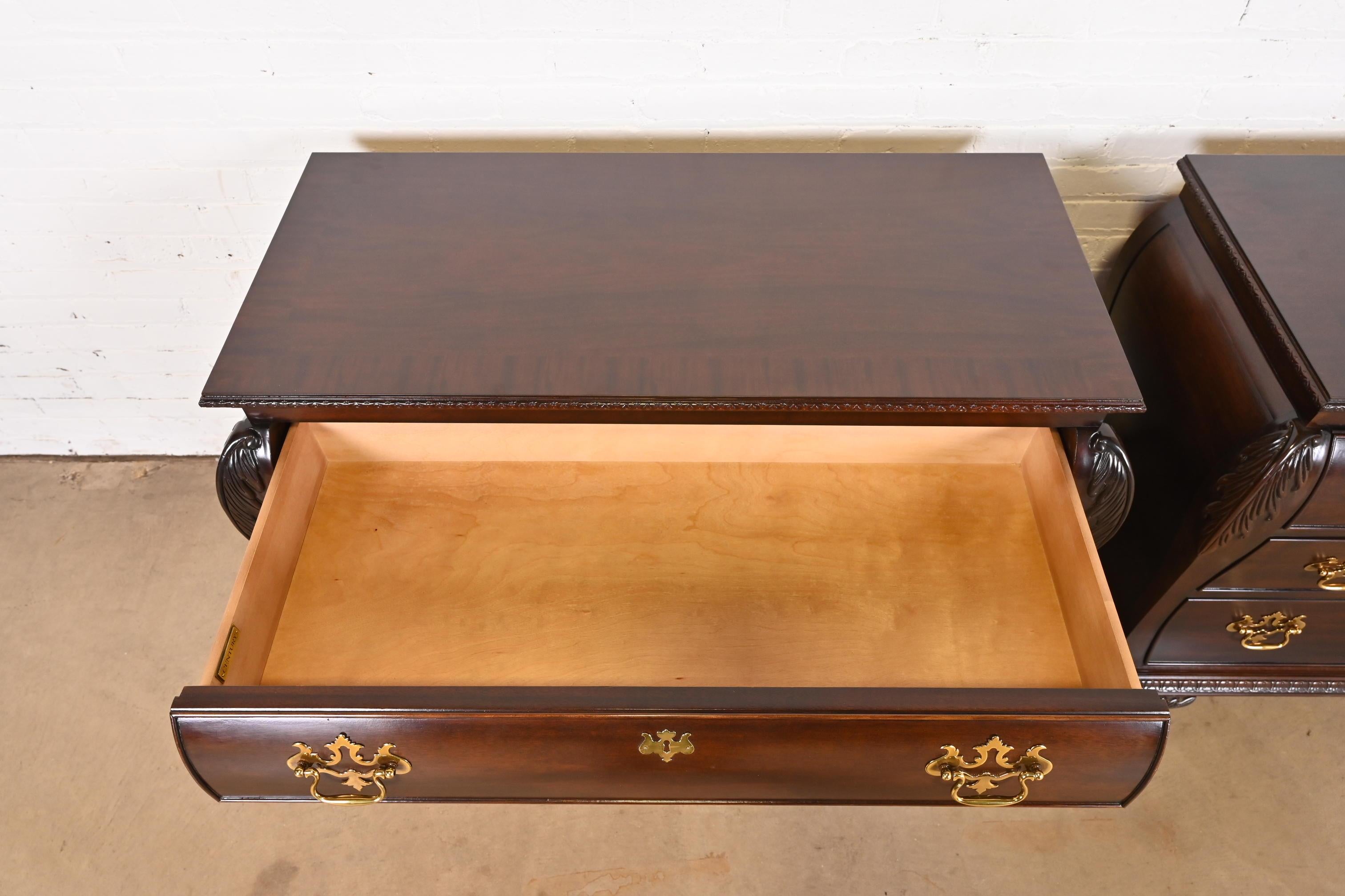 Century Furniture Cómodas o Cómodas Georgianas de Caoba Tallada, Pareja en venta 4