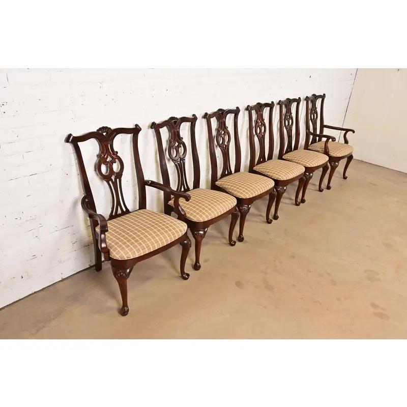 Century Furniture Georgian Carved Mahogany Dining Chairs, Set of Six im Zustand „Gut“ im Angebot in South Bend, IN