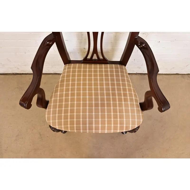 Century Furniture Georgian Carved Mahogany Dining Chairs, Set of Six im Angebot 1
