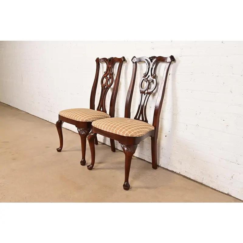 Ein wunderschönes Paar Beistellstühle oder Esszimmerstühle im georgianischen oder Queen Anne-Stil

Von Century Furniture

USA, ca. 1980er Jahre

Massive geschnitzte Mahagonirahmen mit gepolsterten Sitzen.

Maße: 20,5 