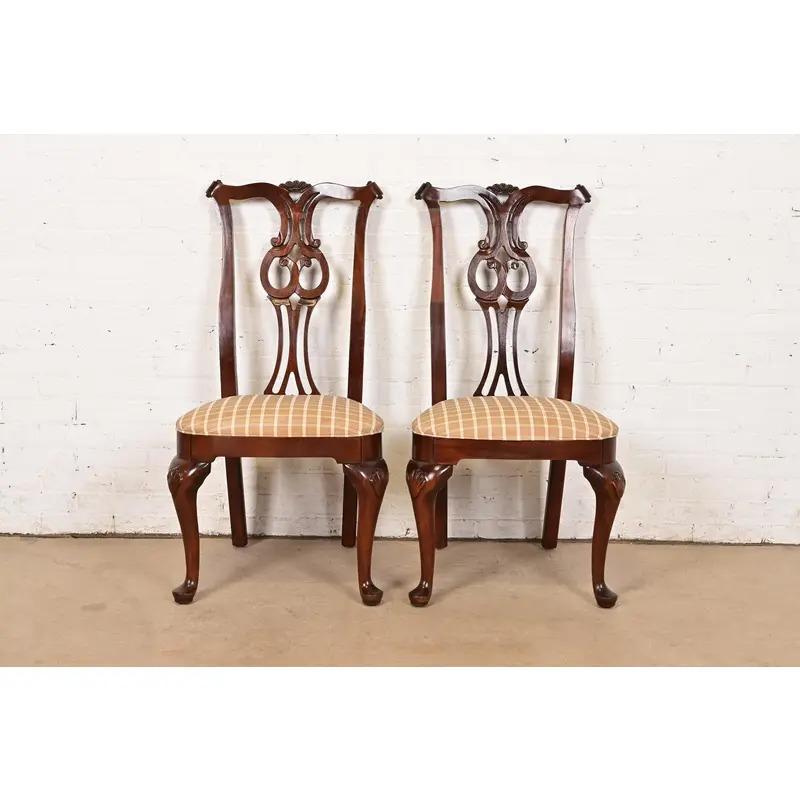 Century Furniture Georgianische geschnitzte Mahagoni Beistellstühle oder Esszimmerstühle, Paar (Queen Anne) im Angebot