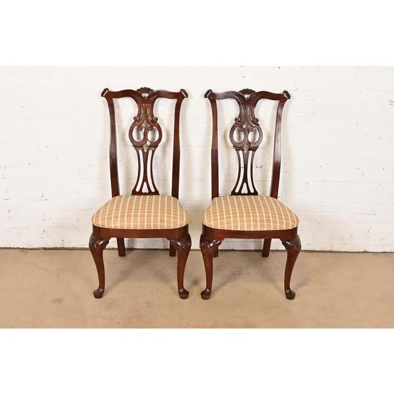 Century Furniture Georgianische geschnitzte Mahagoni Beistellstühle oder Esszimmerstühle, Paar (amerikanisch) im Angebot