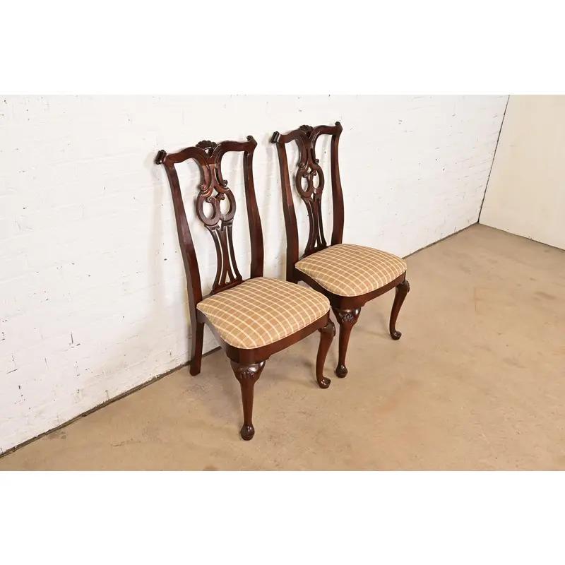 Century Furniture Georgianische geschnitzte Mahagoni Beistellstühle oder Esszimmerstühle, Paar im Zustand „Gut“ im Angebot in South Bend, IN