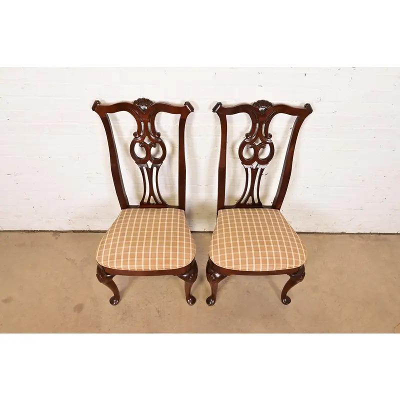 Century Furniture Georgianische geschnitzte Mahagoni Beistellstühle oder Esszimmerstühle, Paar (Ende des 20. Jahrhunderts) im Angebot