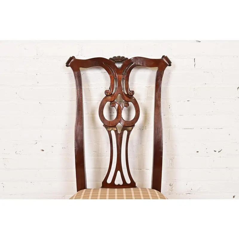 Century Furniture Georgianische geschnitzte Mahagoni Beistellstühle oder Esszimmerstühle, Paar (Polster) im Angebot