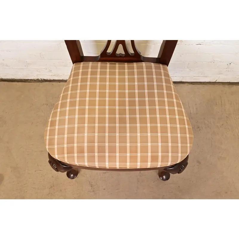 Century Furniture Georgianische geschnitzte Mahagoni Beistellstühle oder Esszimmerstühle, Paar im Angebot 1