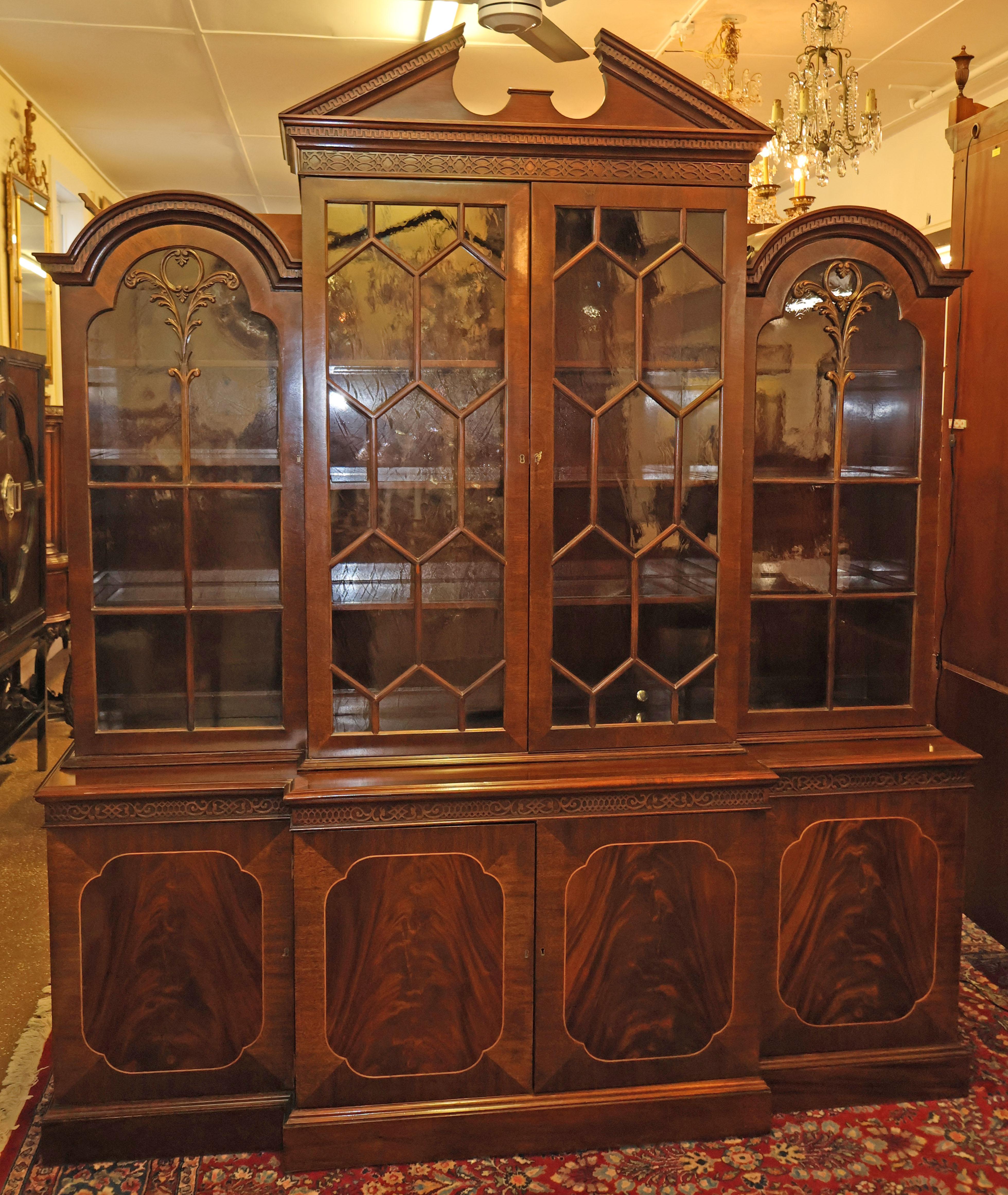 Century Furniture Georgian Style Flame Mahogany Bookcase Cabinet Breakfront In Good Condition For Sale In Long Branch, NJ