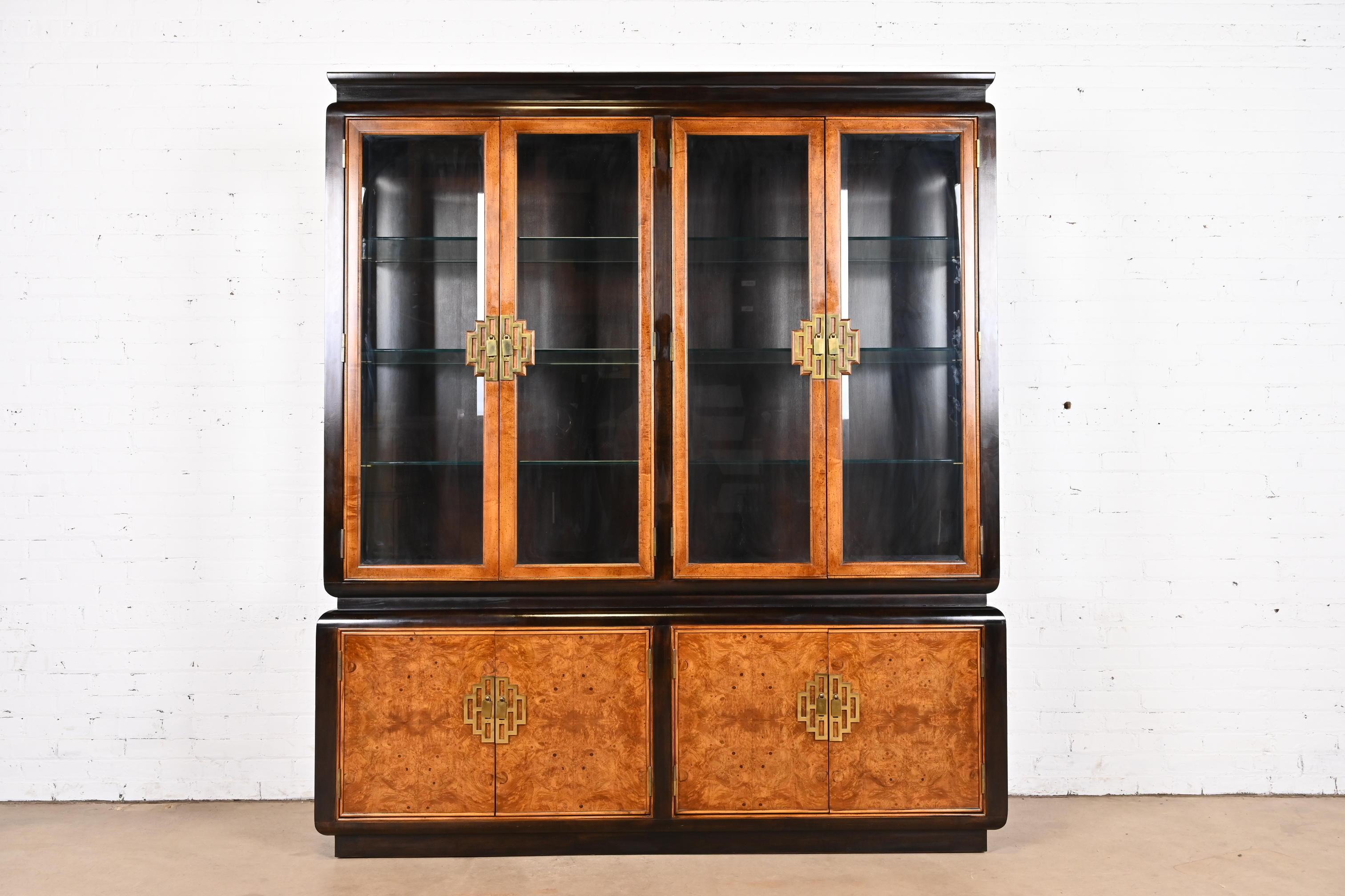 Ein außergewöhnliches modernes Hollywood-Regency-Chinoiserie-Bücherregal mit Beleuchtung aus der Mitte des Jahrhunderts oder ein Esszimmerschrank 

Von Raymond Sobota für Century Furniture

USA, 1970er Jahre

Wurzelholz, mit ebonisierten