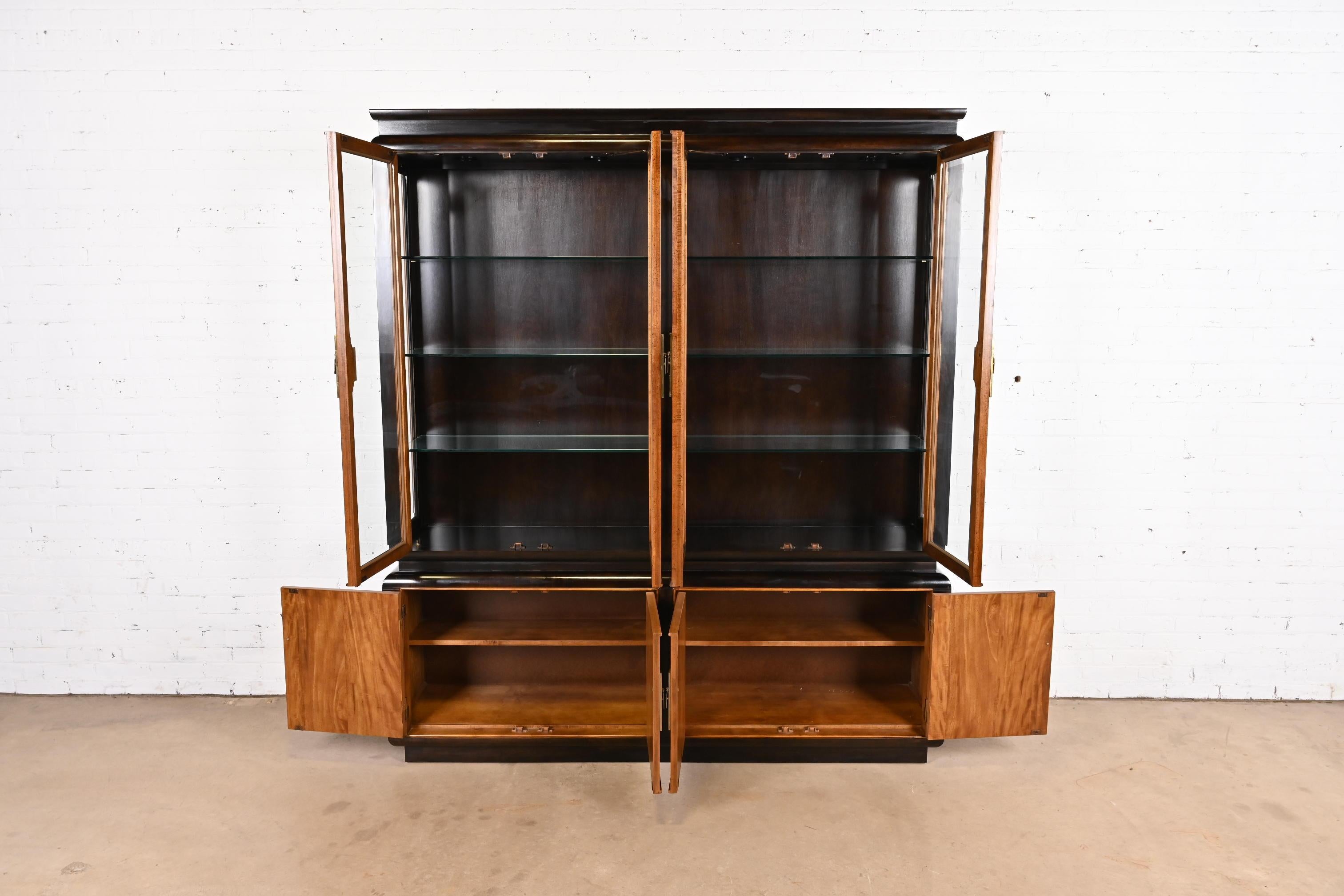 Century Furniture Hollywood Regency Chinoiserie Wurzelholz Breakfront Bücherregal aus Wurzelholz (Messing) im Angebot