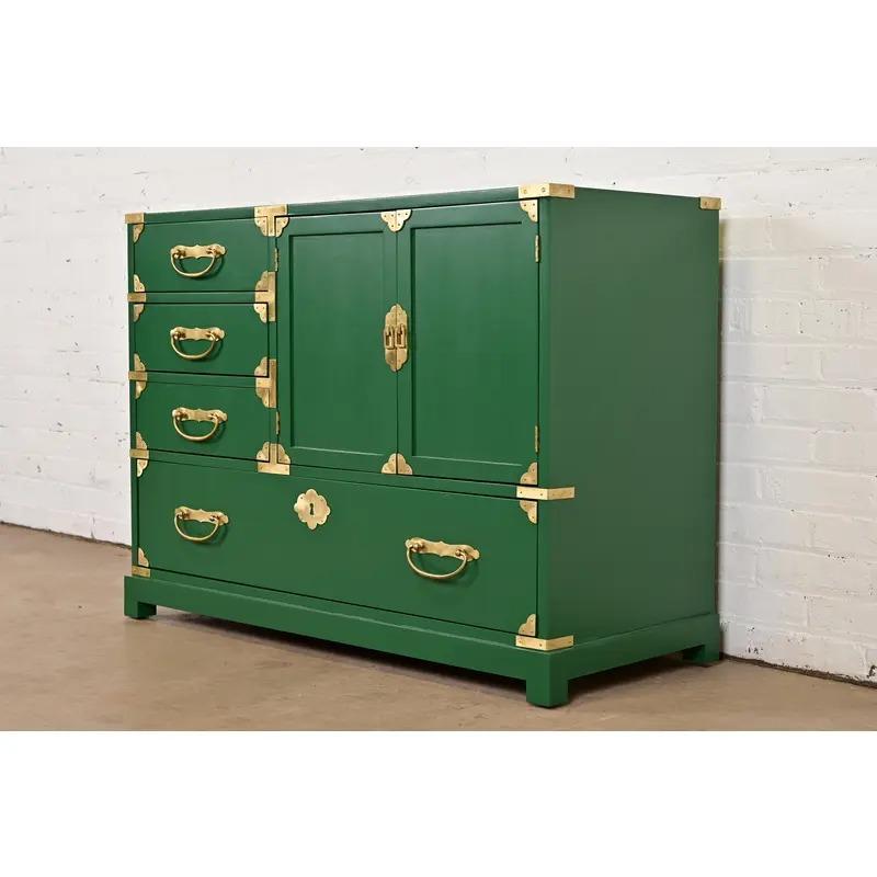 Uno splendido mobile o cassettiera Campaigner della Hollywood Regency moderna della metà del secolo.

Da Century Furniture

USA, circa anni '1970

Noce laccato verde, con ferramenta originale in ottone di ispirazione asiatica.

Misure: 41