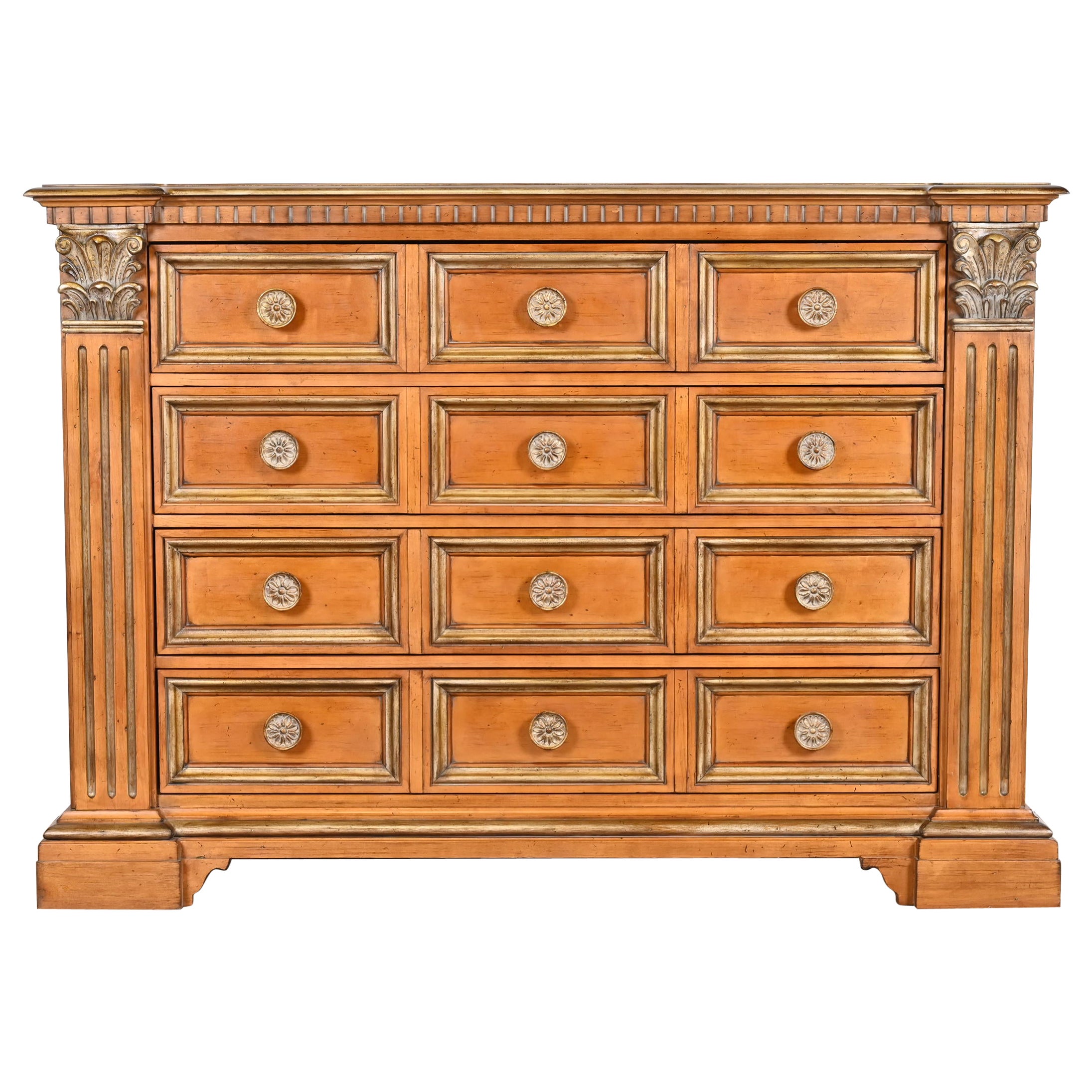 Century Furniture Cómoda Neoclásica Italiana de Arce y Parcela Dorada en venta