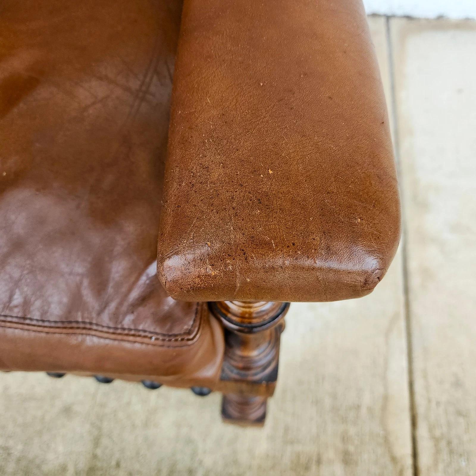 Century Furniture Fauteuil club en cuir à dossier large en vente 12