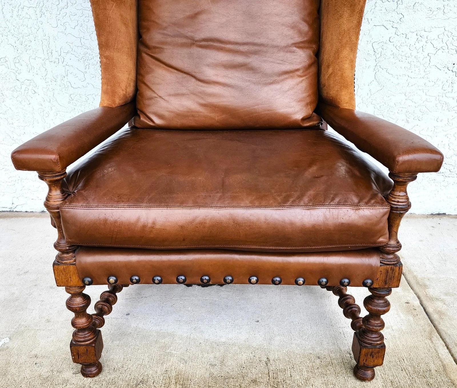 Century Furniture Fauteuil club en cuir à dossier large en vente 3