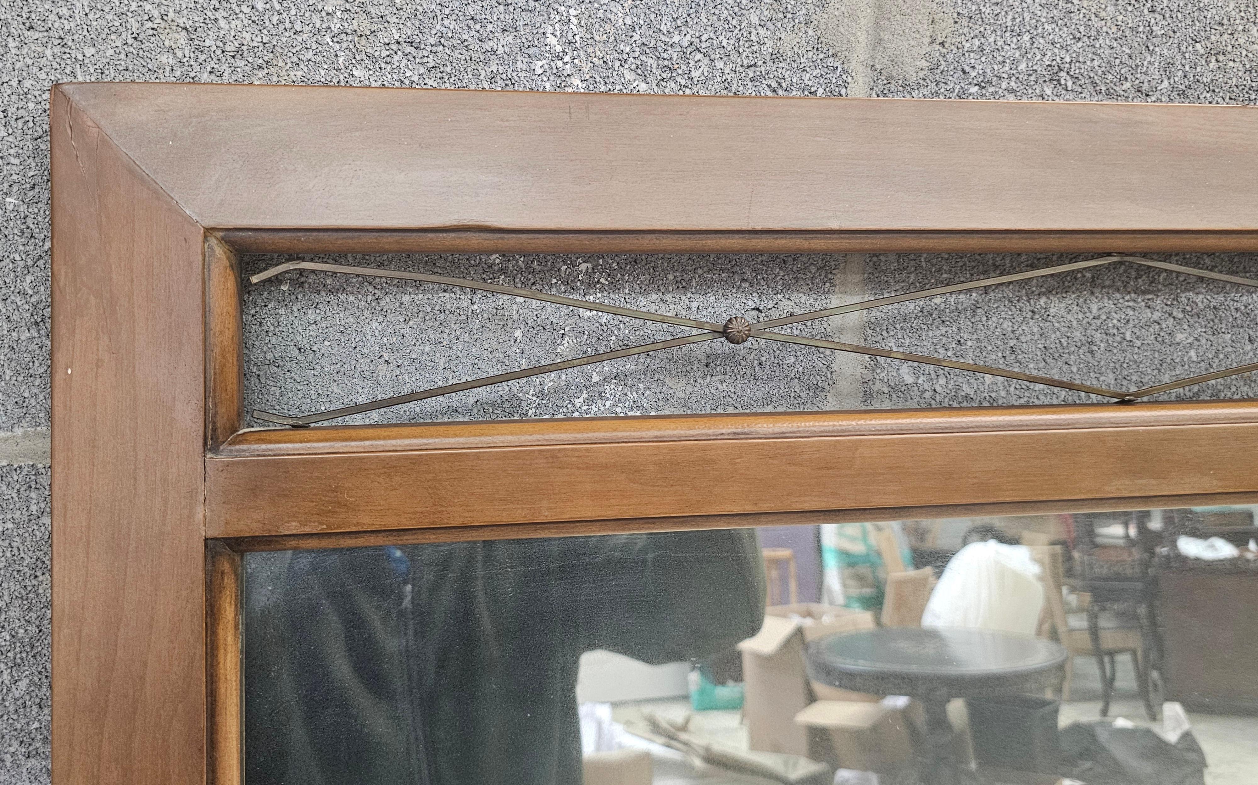 Century Furniture Mitte 20.Jh. Italienischer Wandspiegel aus toskanischem Nussbaum und Drahtverzierungen (Gebeizt) im Angebot