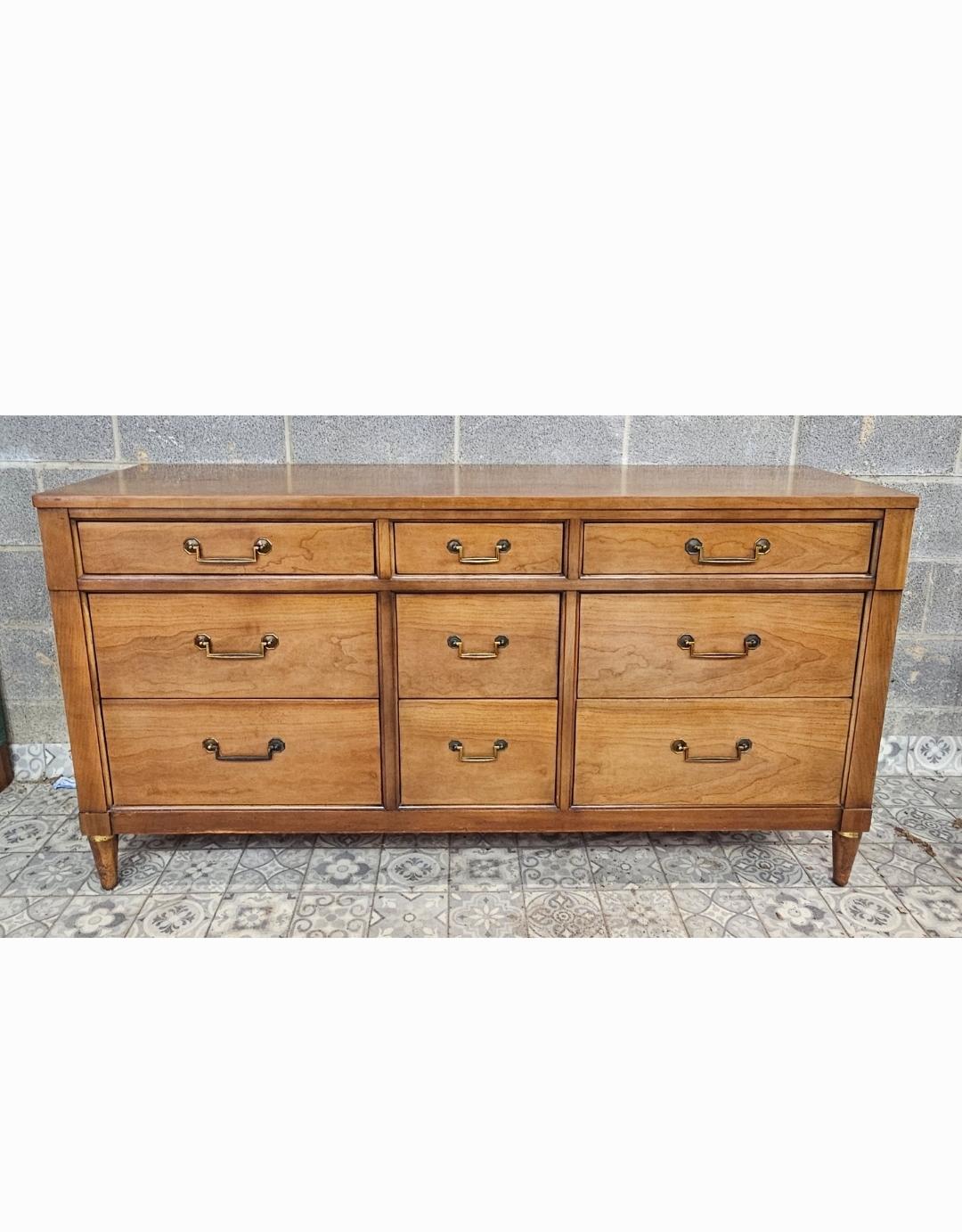 Century Furniture Mitte 20.Jh. Italienischer Wandspiegel aus toskanischem Nussbaum und Drahtverzierungen (20. Jahrhundert) im Angebot