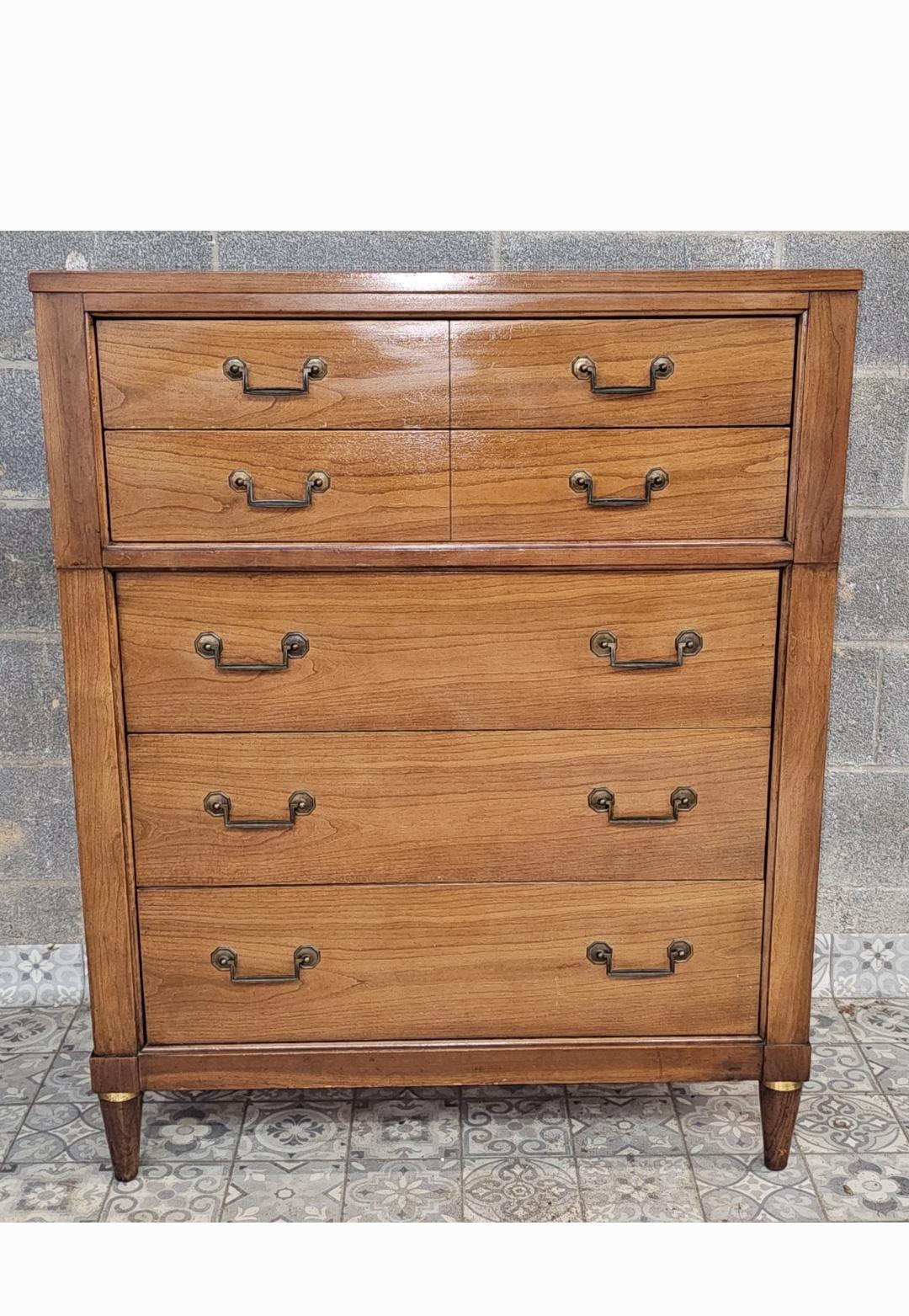 Century Furniture Mitte 20.Jh. Italienischer Wandspiegel aus toskanischem Nussbaum und Drahtverzierungen (Holz) im Angebot