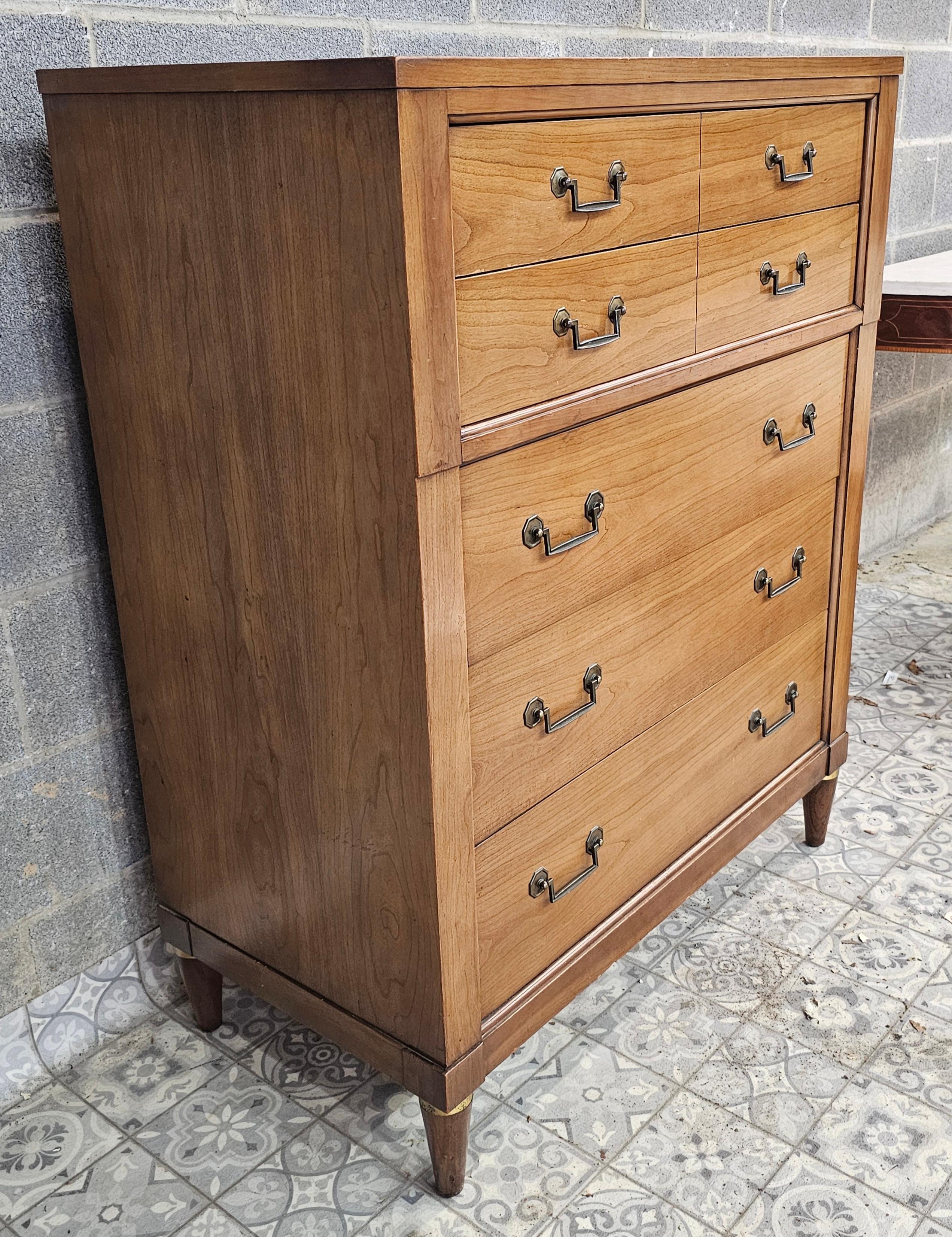Century Furniture Mitte 20.Jh. Italienische Kommode aus toskanischem Nussbaum und Messing im Angebot 2