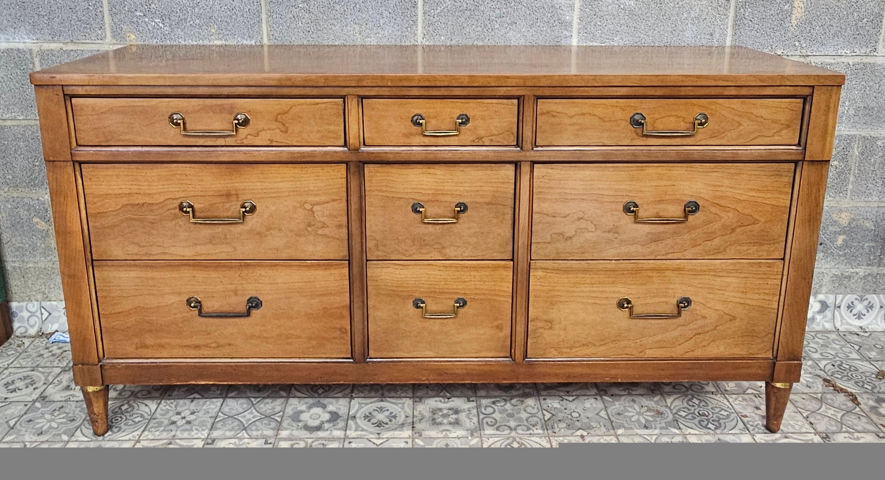 Century Furniture Mitte 20.Jh. Italienische Kommode aus toskanischem Nussbaum und Messing im Angebot 4