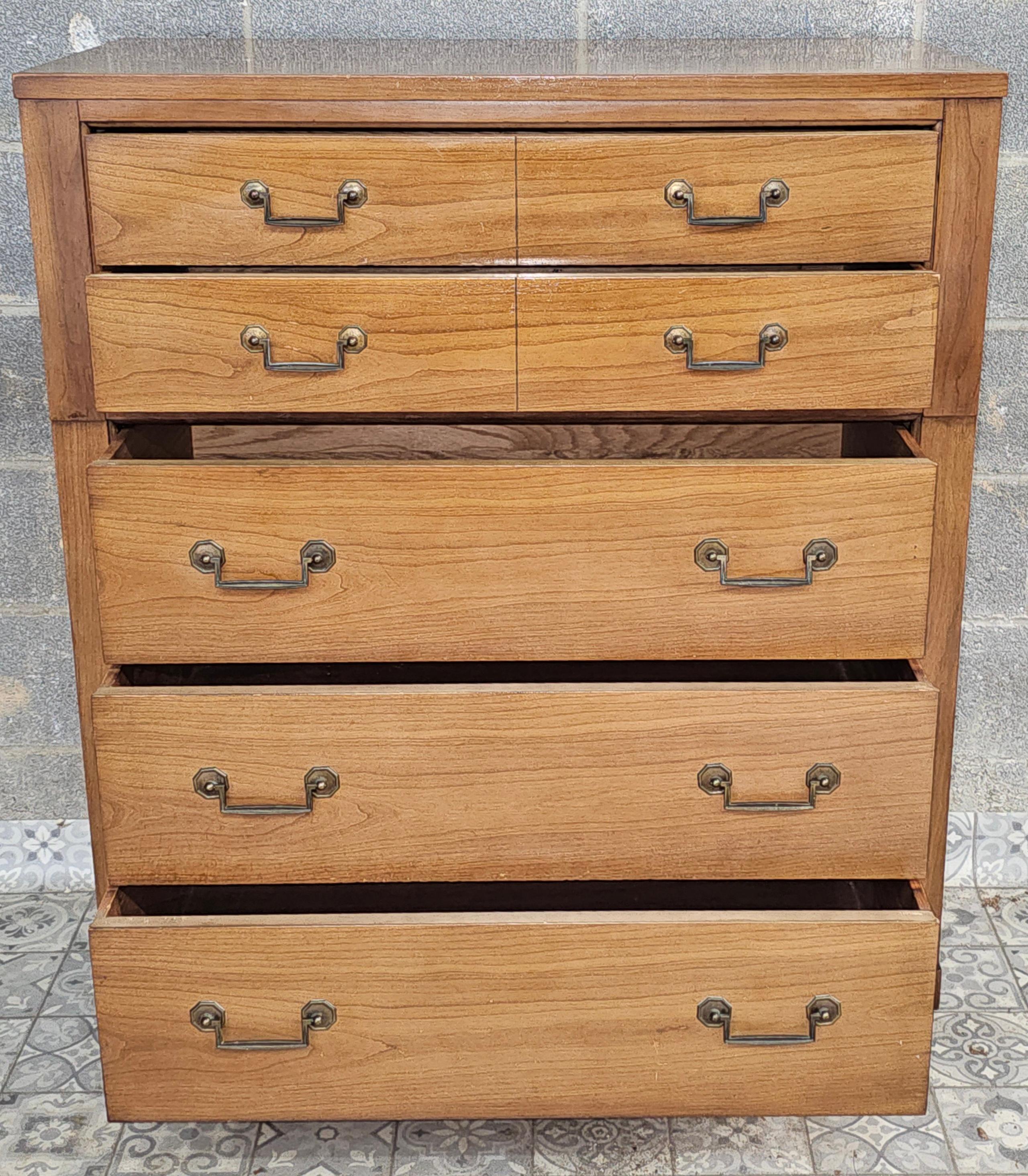Eine Mitte des 20. Jahrhunderts Möbel italienischen toskanischen Nussbaum und Messing Kommode von Century Furniture.
Maße: 36