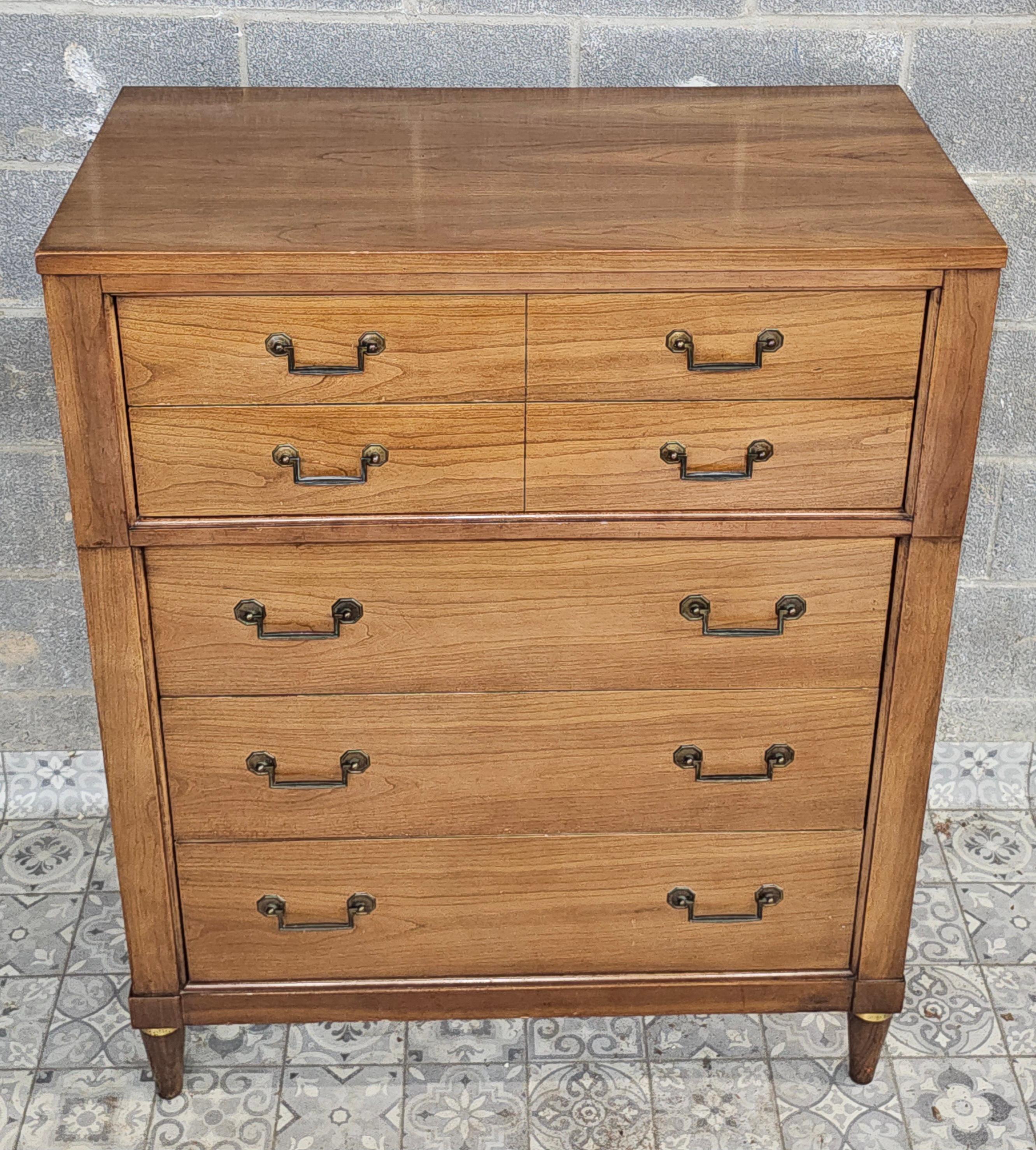 Century Furniture Mitte 20.Jh. Italienische Kommode aus toskanischem Nussbaum und Messing (Französische Provence) im Angebot