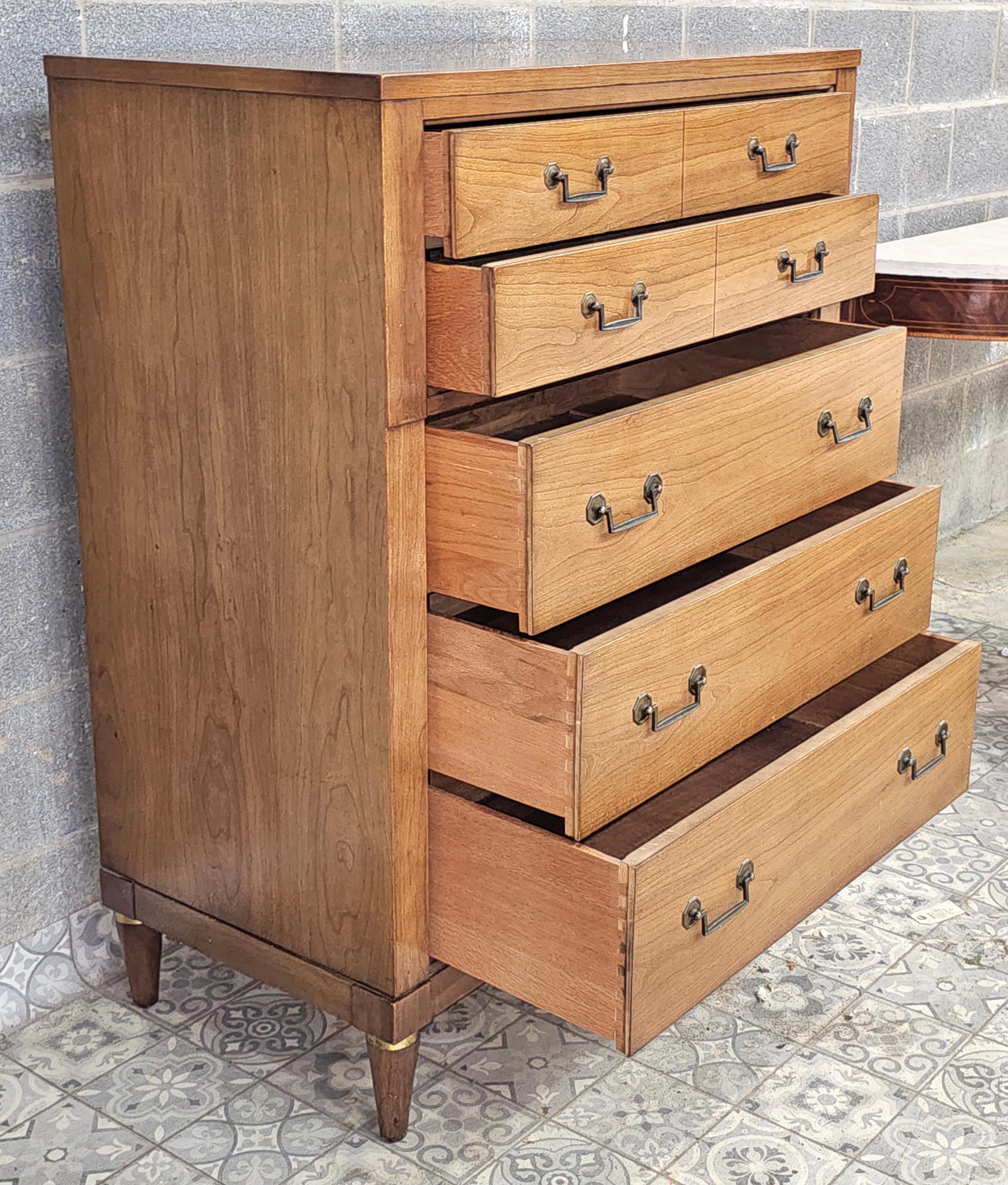 Century Furniture Mitte 20.Jh. Italienische Kommode aus toskanischem Nussbaum und Messing (amerikanisch) im Angebot