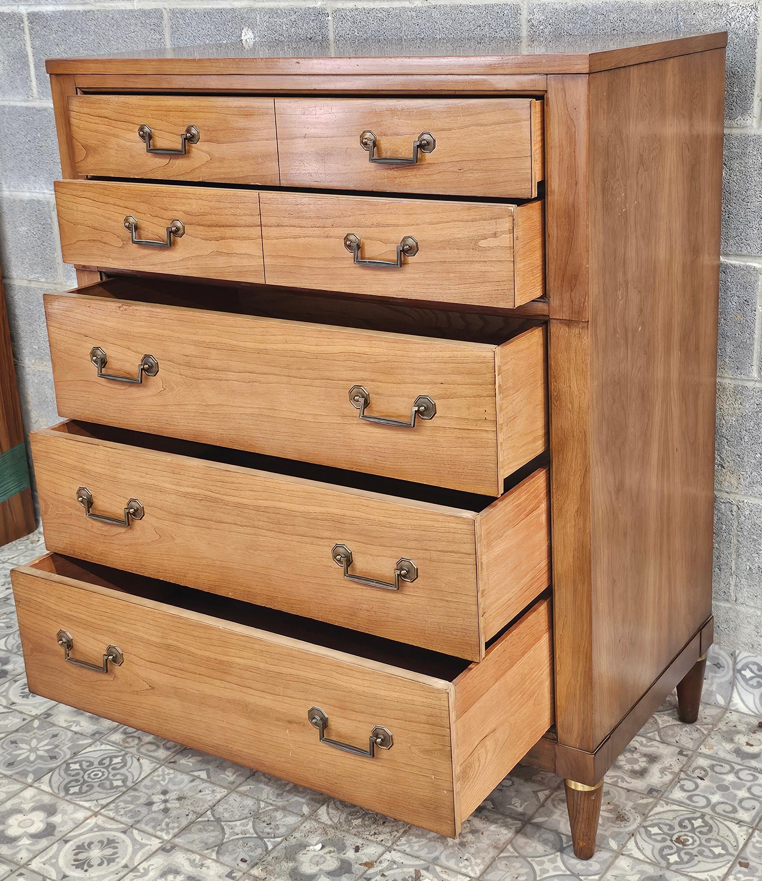 Century Furniture Mitte 20.Jh. Italienische Kommode aus toskanischem Nussbaum und Messing (Vergoldet) im Angebot