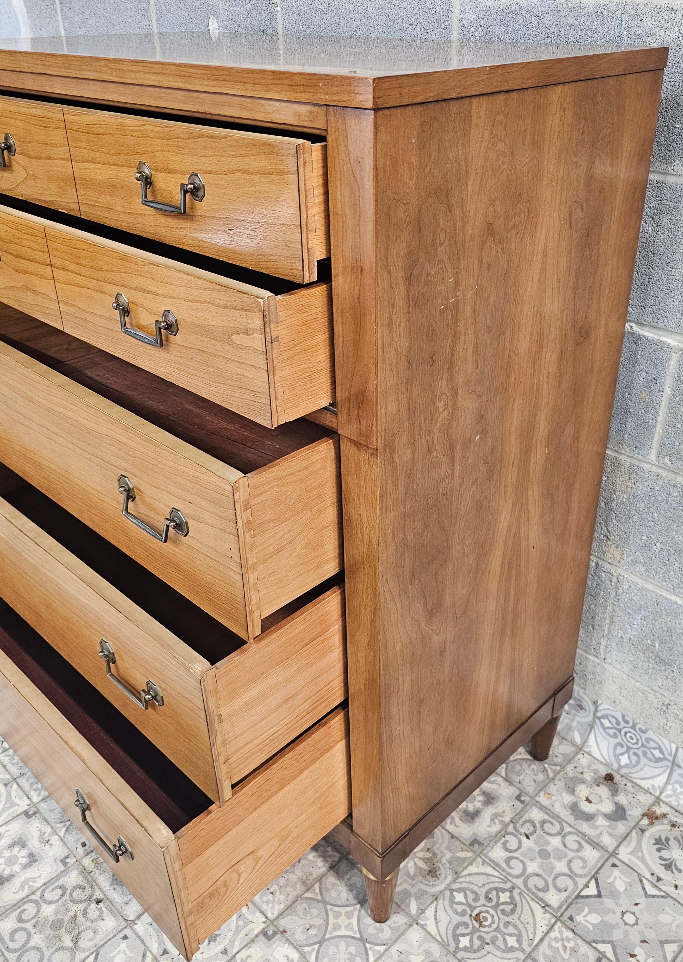 Century Furniture Mitte 20.Jh. Italienische Kommode aus toskanischem Nussbaum und Messing im Zustand „Gut“ im Angebot in Germantown, MD