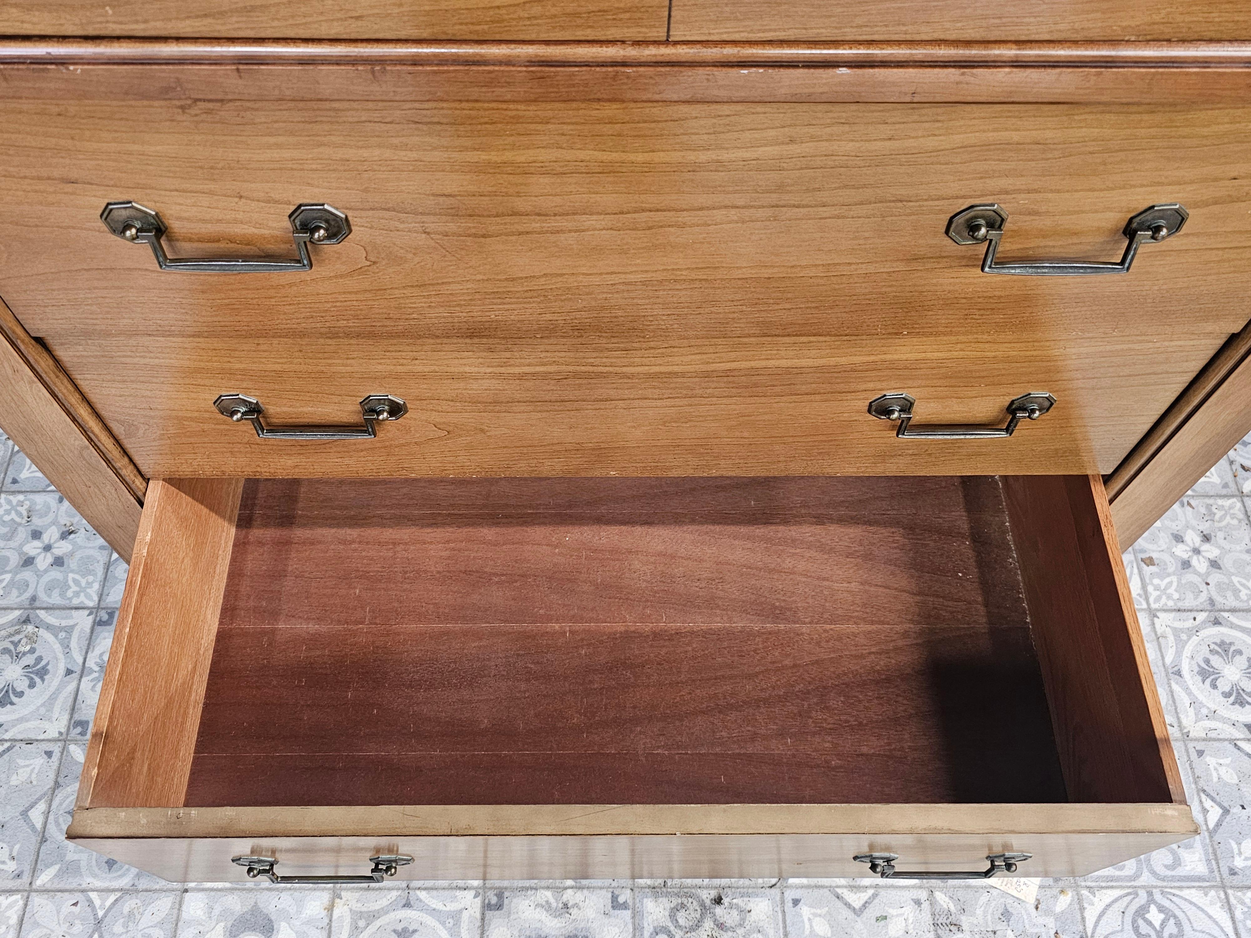 Century Furniture Mitte 20.Jh. Italienische Kommode aus toskanischem Nussbaum und Messing (20. Jahrhundert) im Angebot