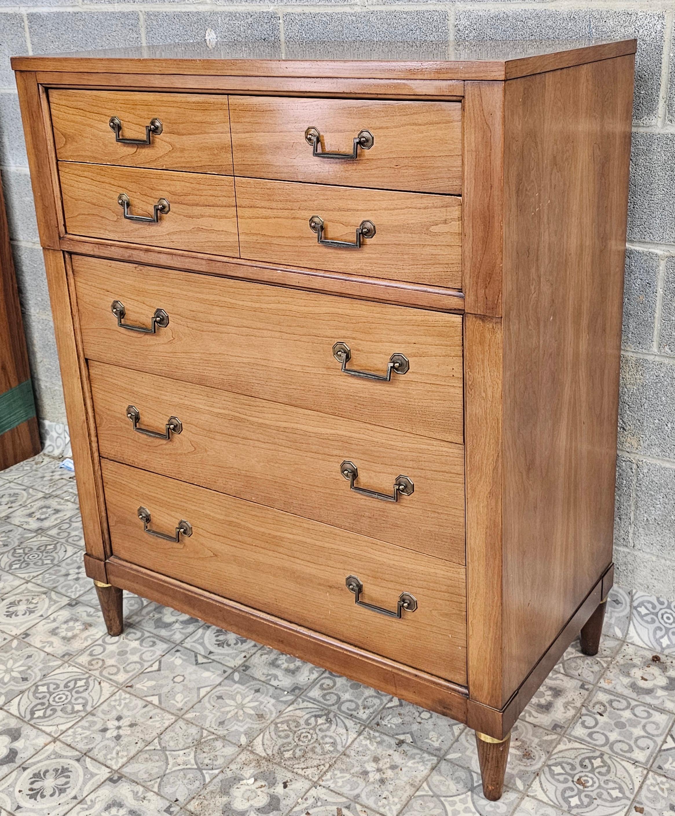 Century Furniture Mitte 20.Jh. Italienische Kommode aus toskanischem Nussbaum und Messing (Holz) im Angebot