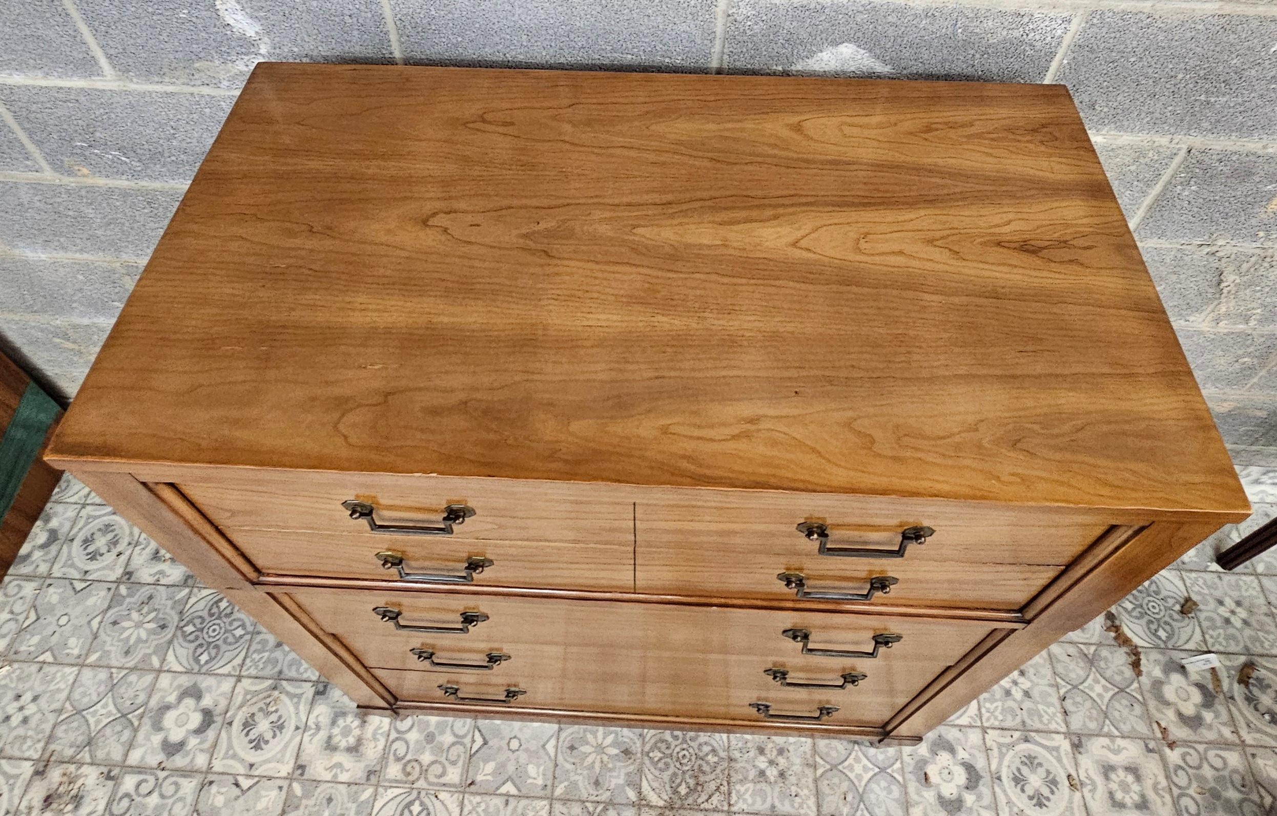 Century Furniture Mitte 20.Jh. Italienische Kommode aus toskanischem Nussbaum und Messing im Angebot 1