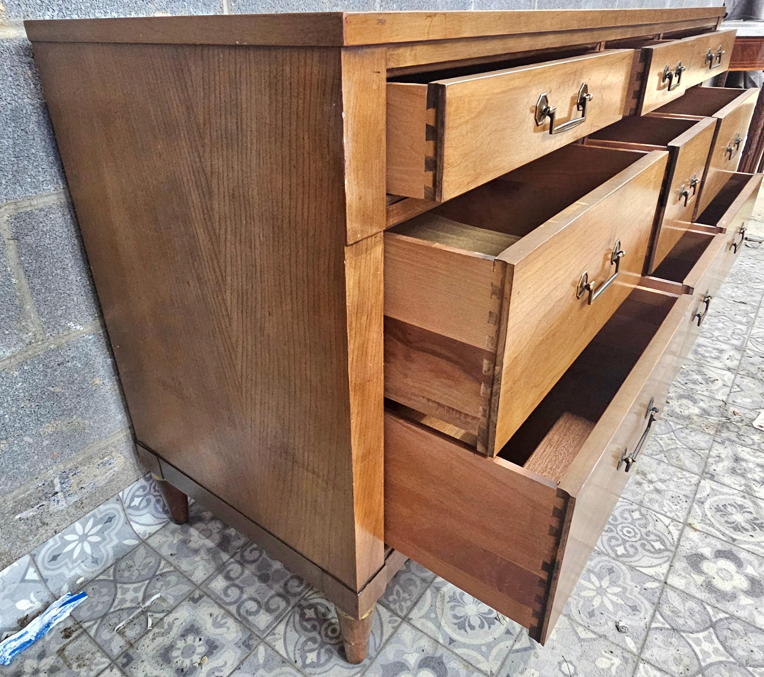 Century Furniture Mid 20th-C. Commode à neuf tiroirs en noyer et laiton de style toscan italien 2