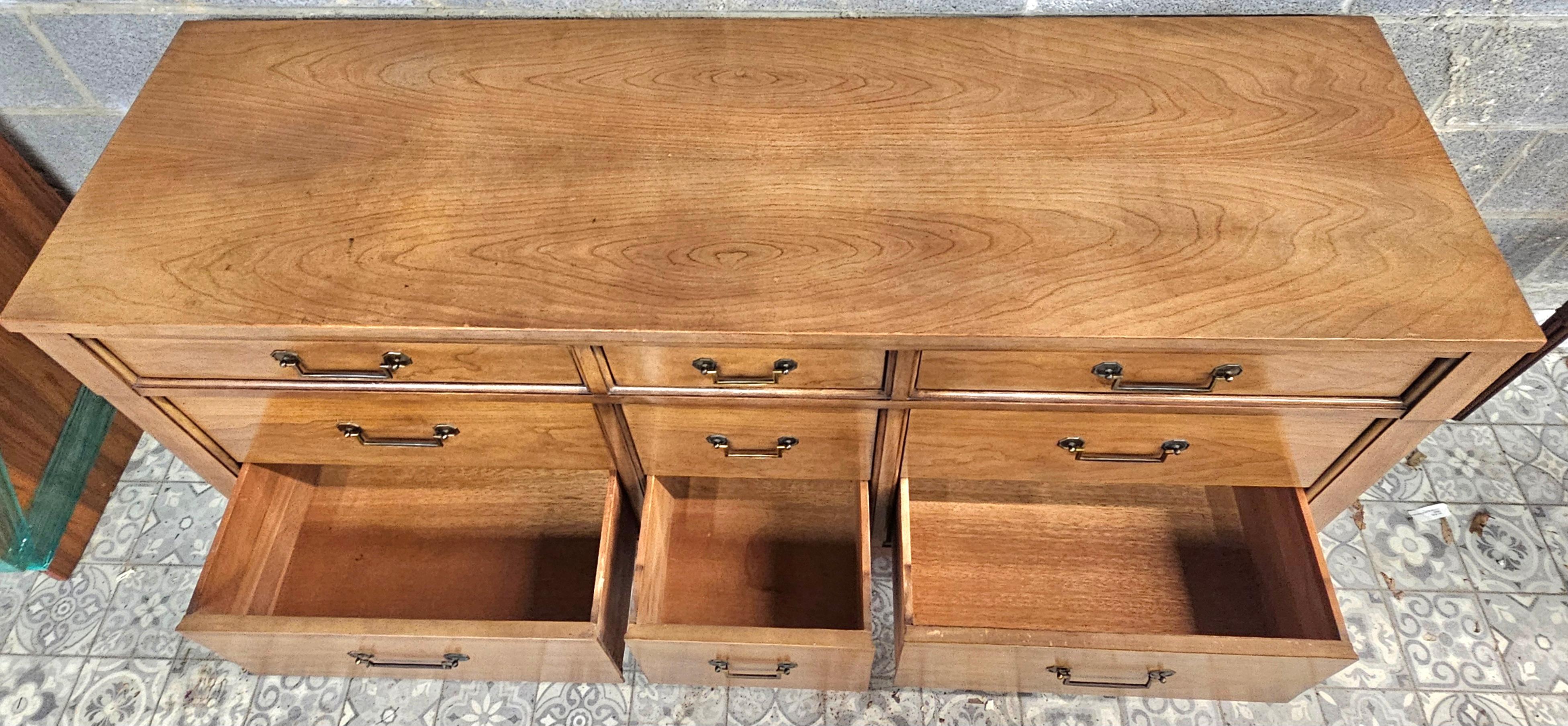 Century Furniture Mid 20th-C. Commode à neuf tiroirs en noyer et laiton de style toscan italien 3